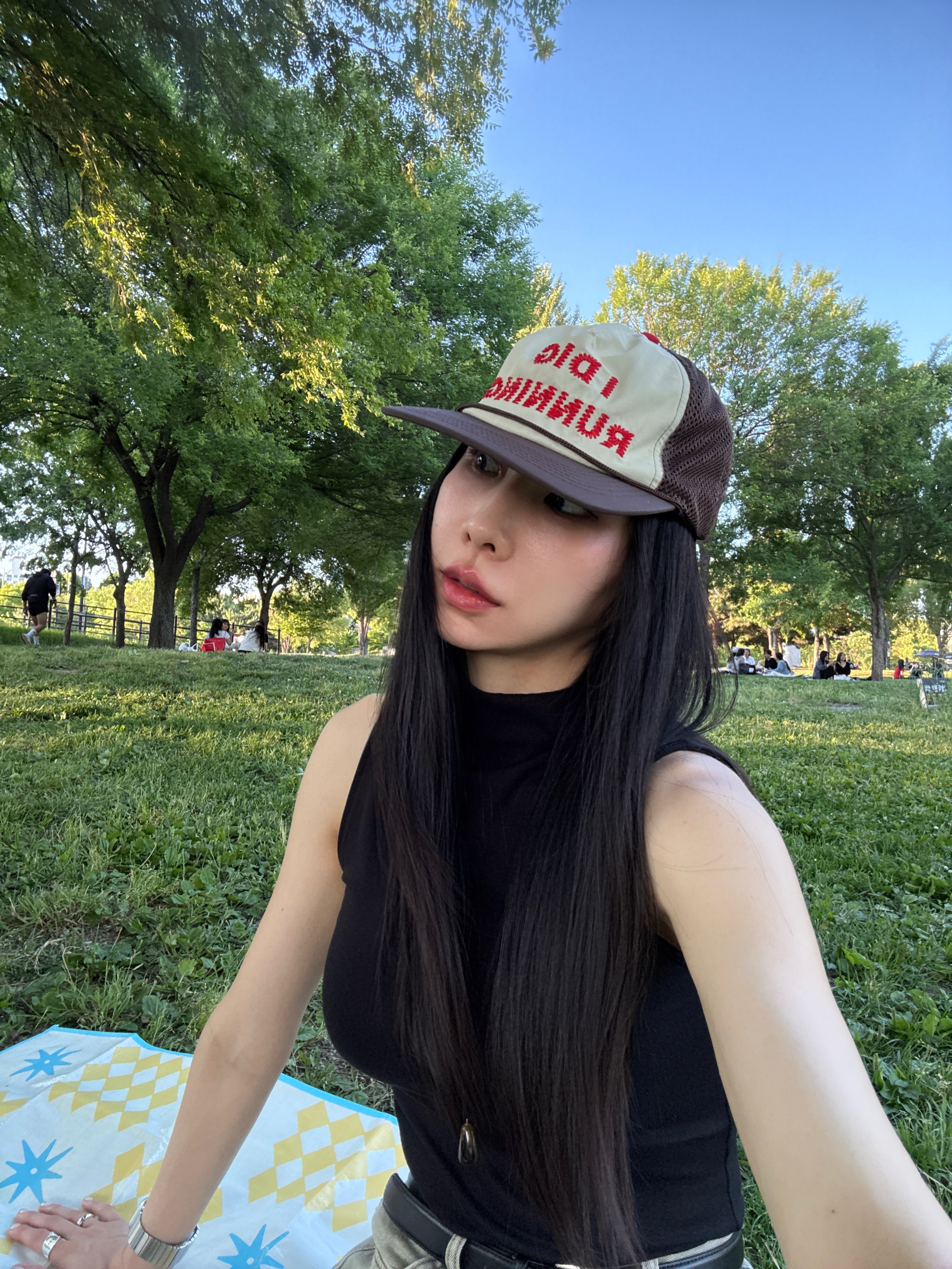 Alex Zono I Dig Running Trucker Hat OG Brown, Apple Watch SE 2024 40mm GPS Starlight Aluminium Case with Sport Band S/M Starlight (Korean Ver.) 착용 스타일 - 2