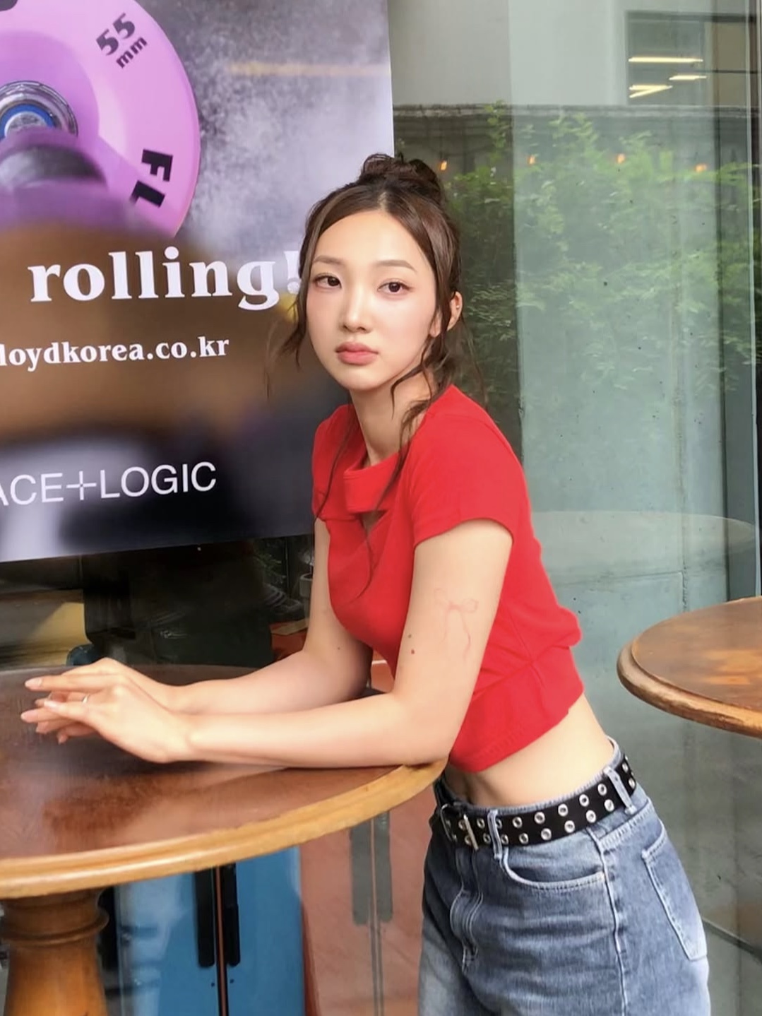 PHOS333 W Slim Fit Slit T-Shirt Red 착용 스타일 - 4