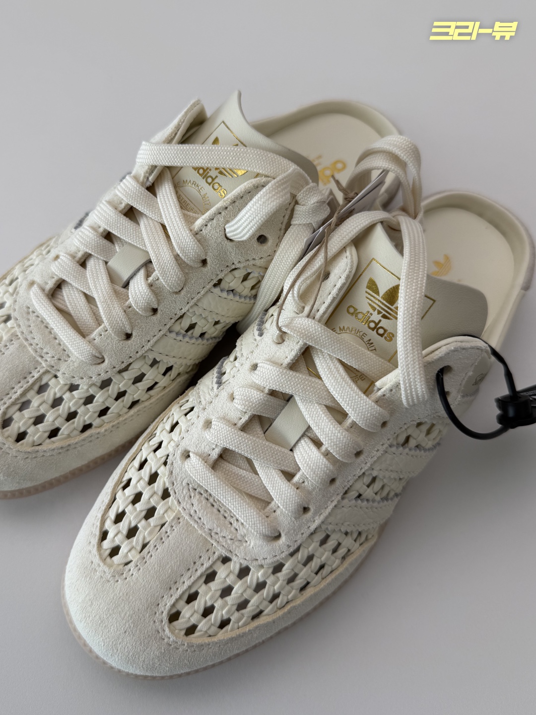 (W) Adidas Samba Mule Cream White Gold Metallic 착용 스타일 - 2