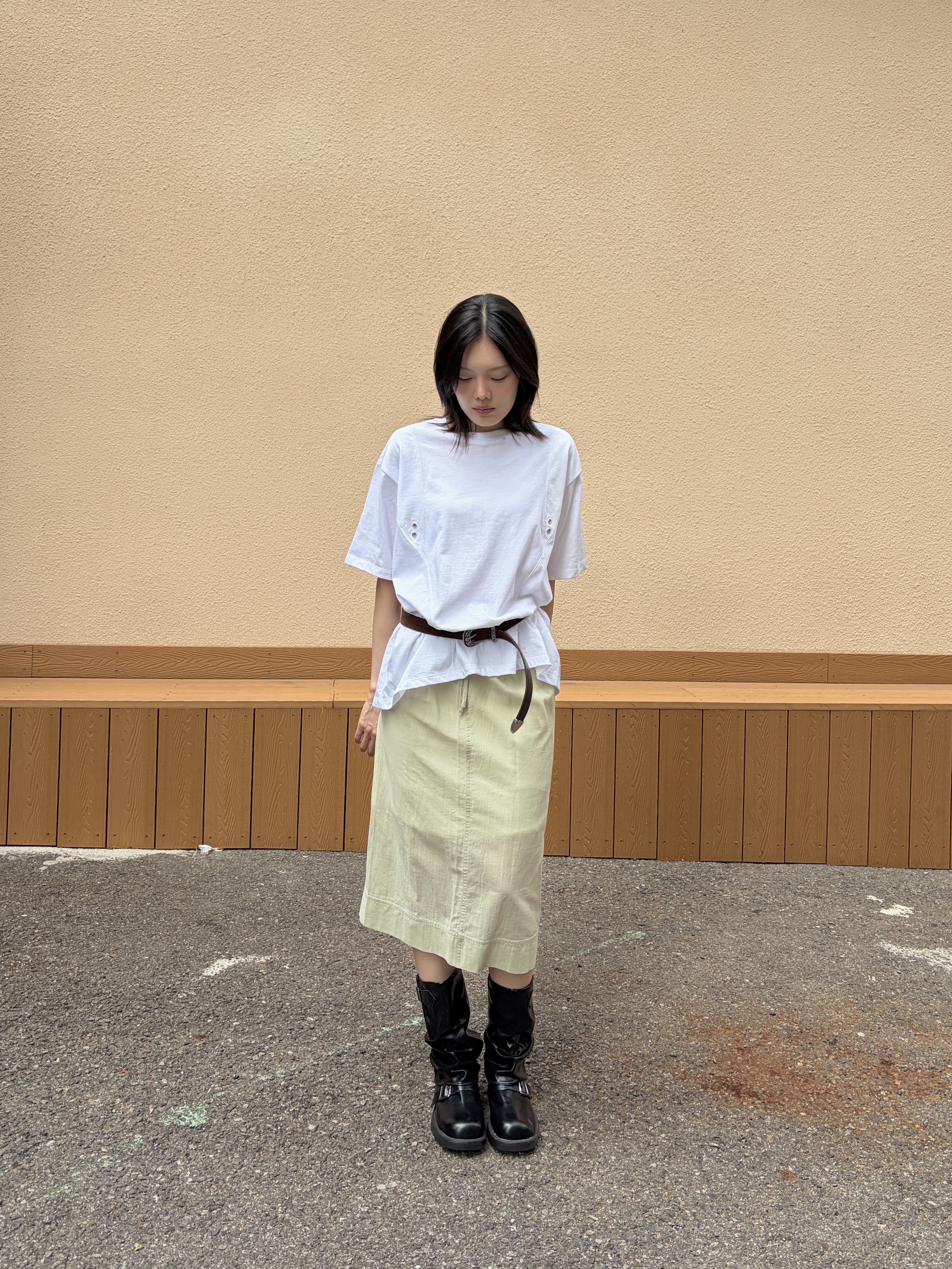 Riomeu Curved Incision Washed Short Sleeve T-shirt White 착용 스타일 - 2