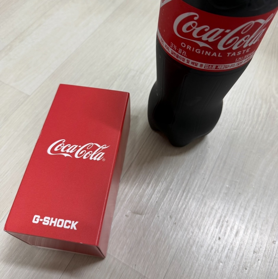 Casio G-Shock x Coca-Cola GA-2100CC-3A 착용 스타일 - 2