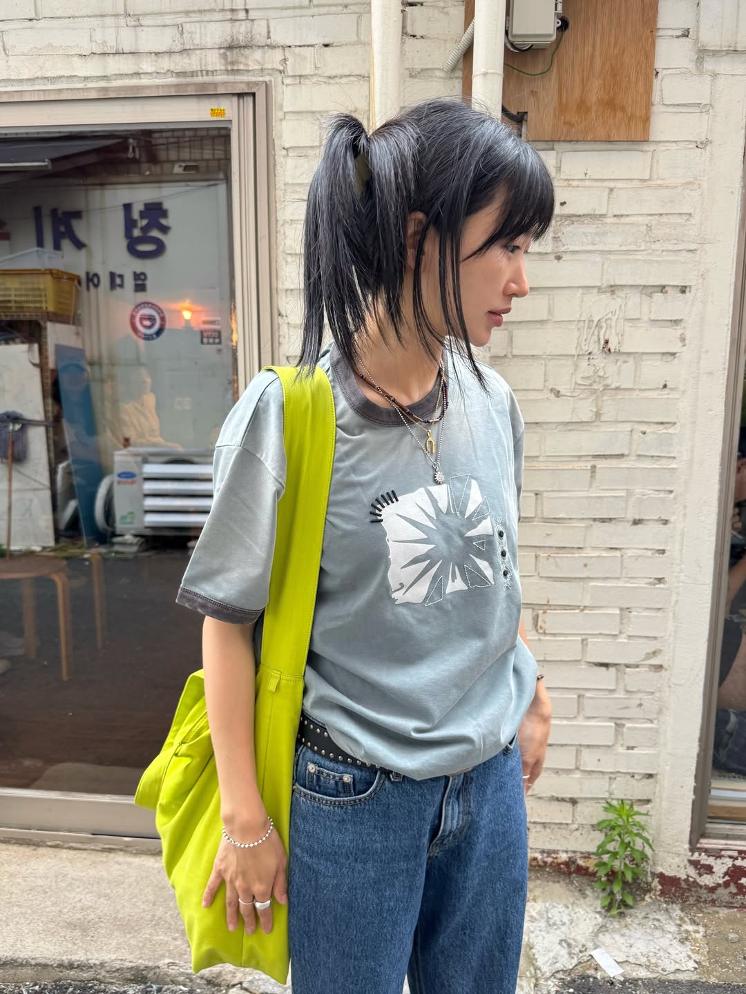 MAINBOOTH Sun Trace T-shirt TEAL Green 착용 스타일 - 2
