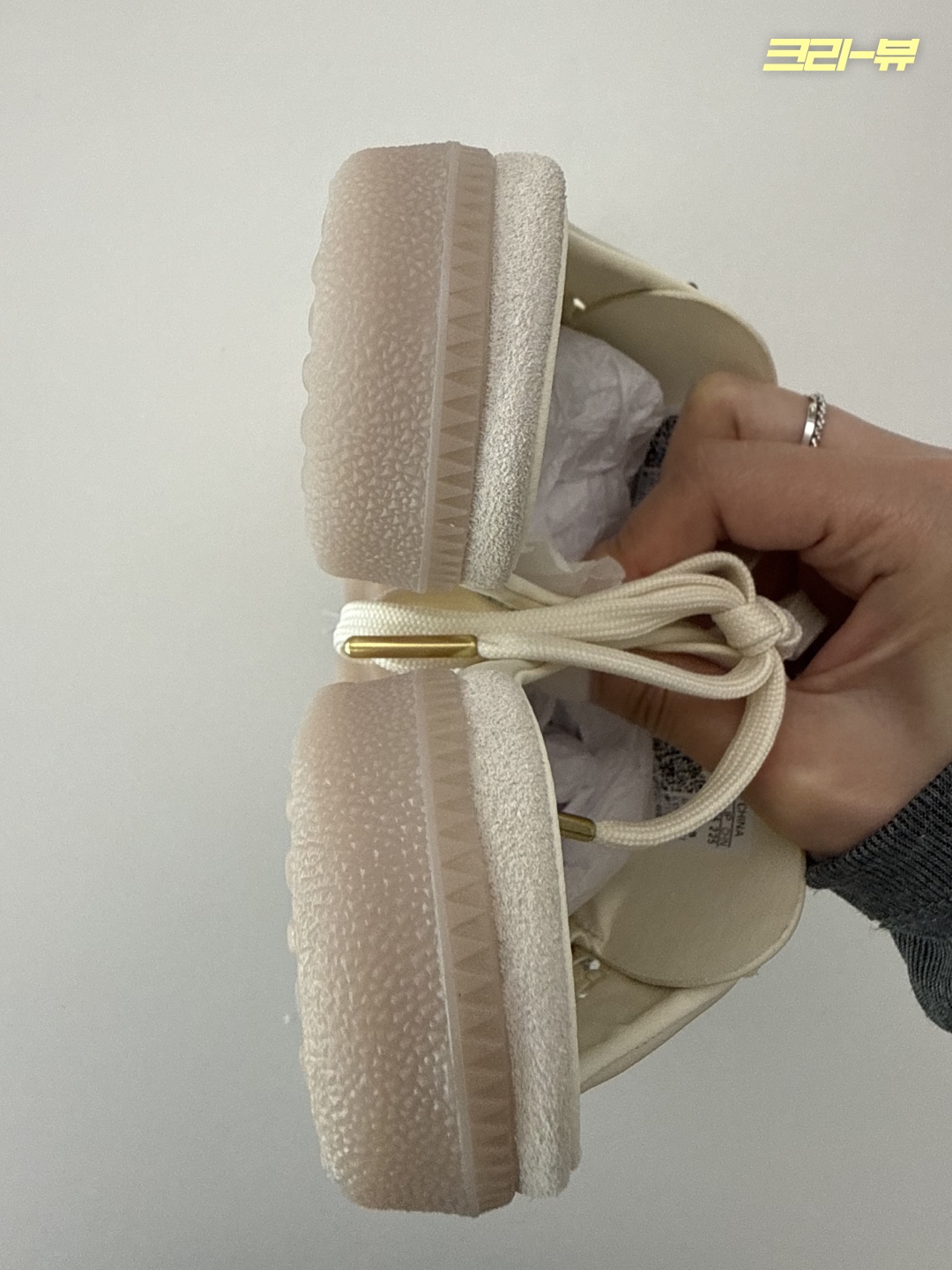 (W) Adidas Samba Mule Cream White Gold Metallic 착용 스타일 - 5