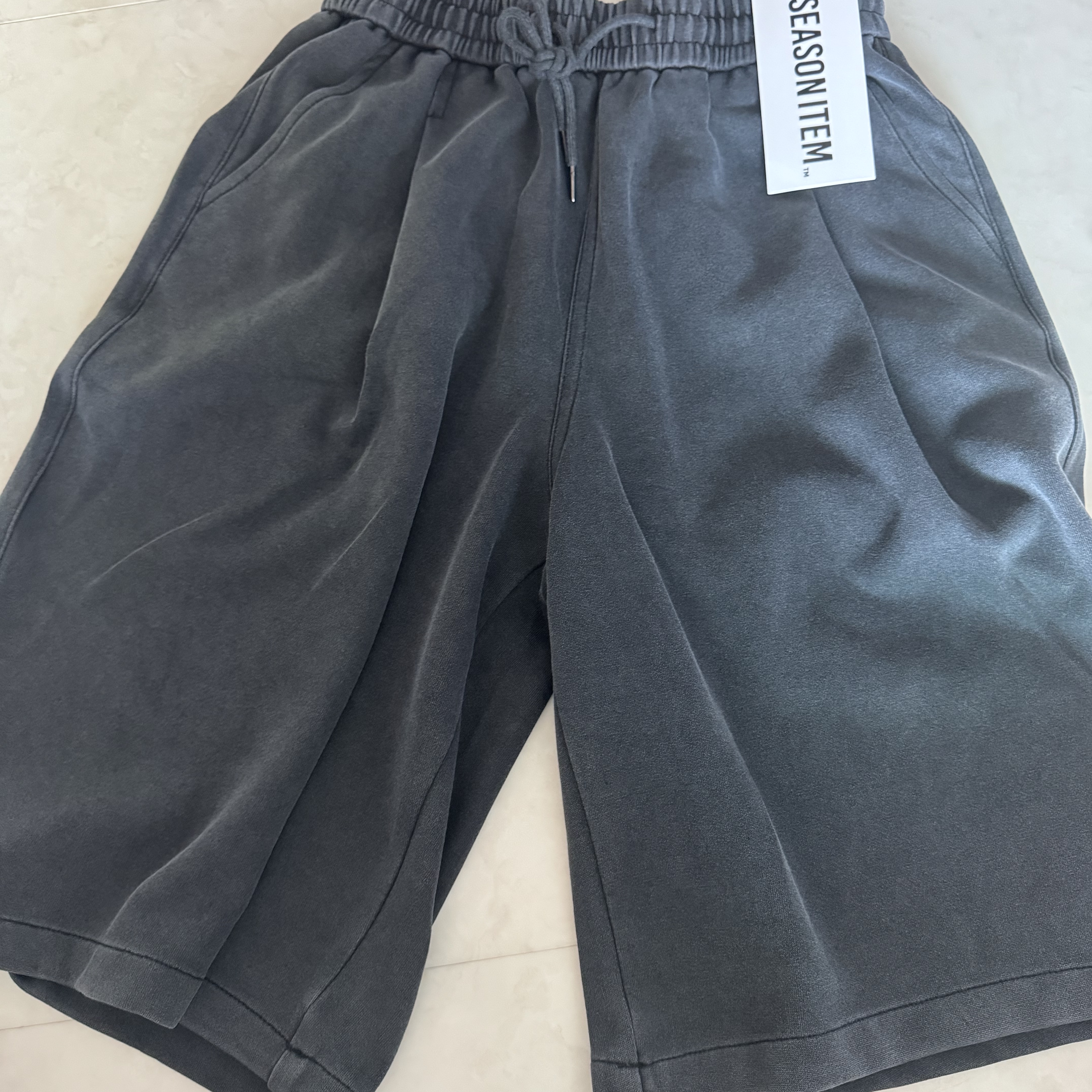 Dimitri Black ASI Essential Bermuda Sweatpants Pigment Grey 착용 스타일