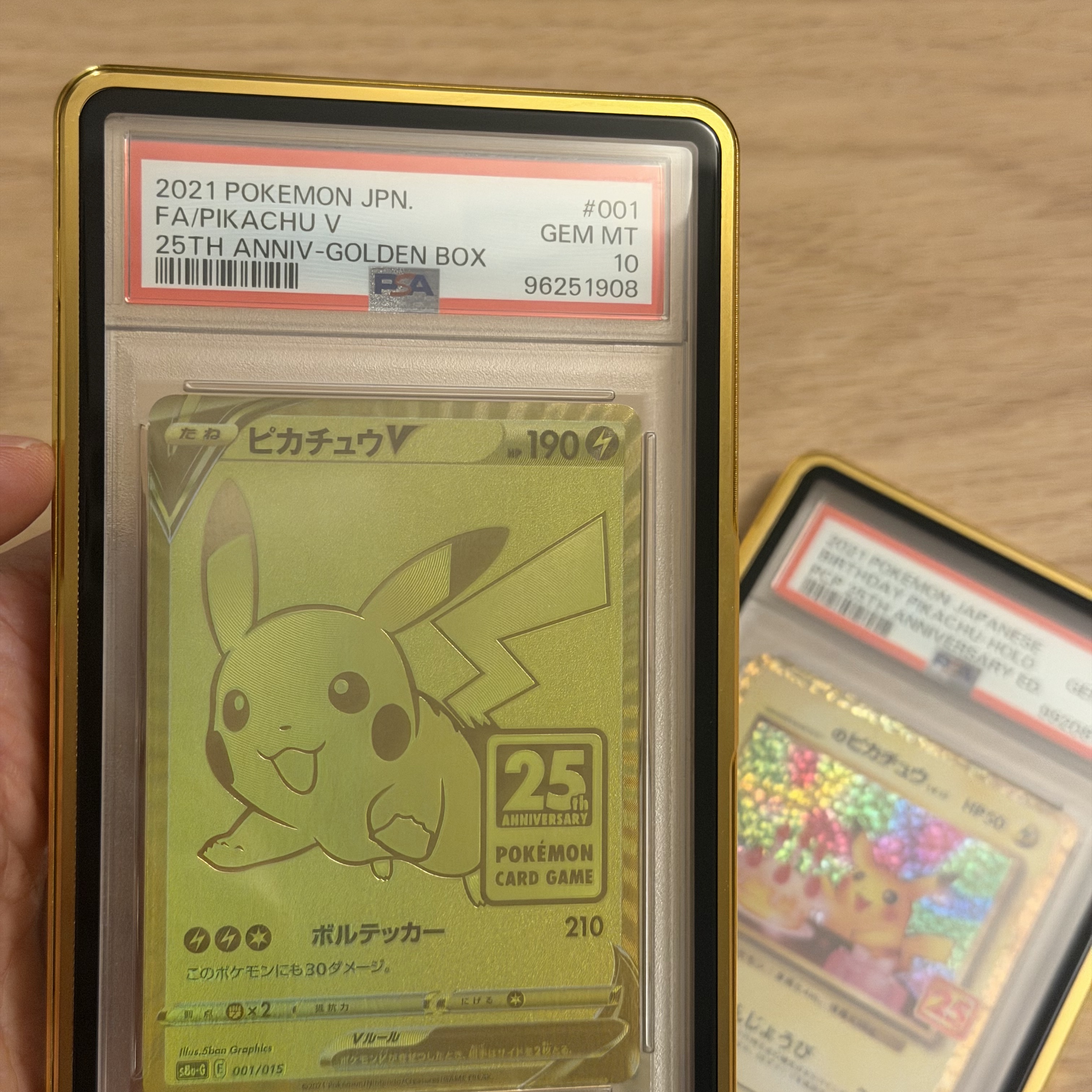 Pokemon TCG Pikachu V 25Th Anniversary Golden Box (Japanese Ver.), Pokemon TCG _'s Pikachu P Promo Card Pack 25Th Anniversary Edition (Japanese Ver.) 착용 스타일