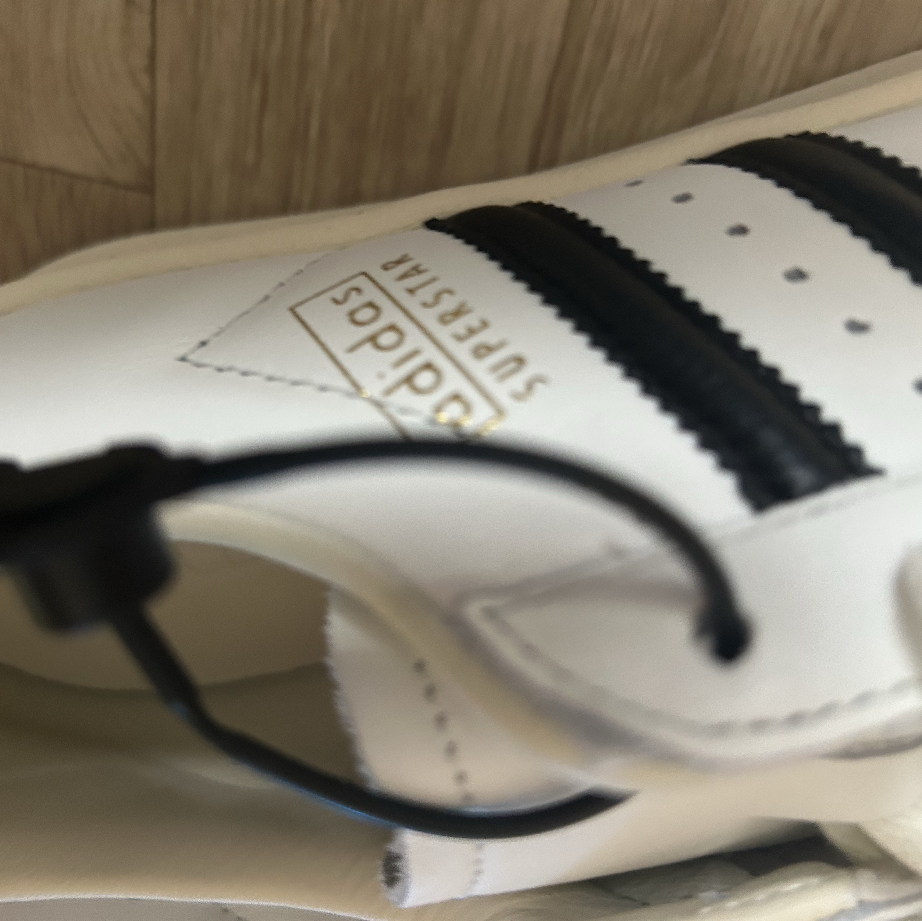 Adidas Superstar Vintage Core White Core Black 착용 스타일