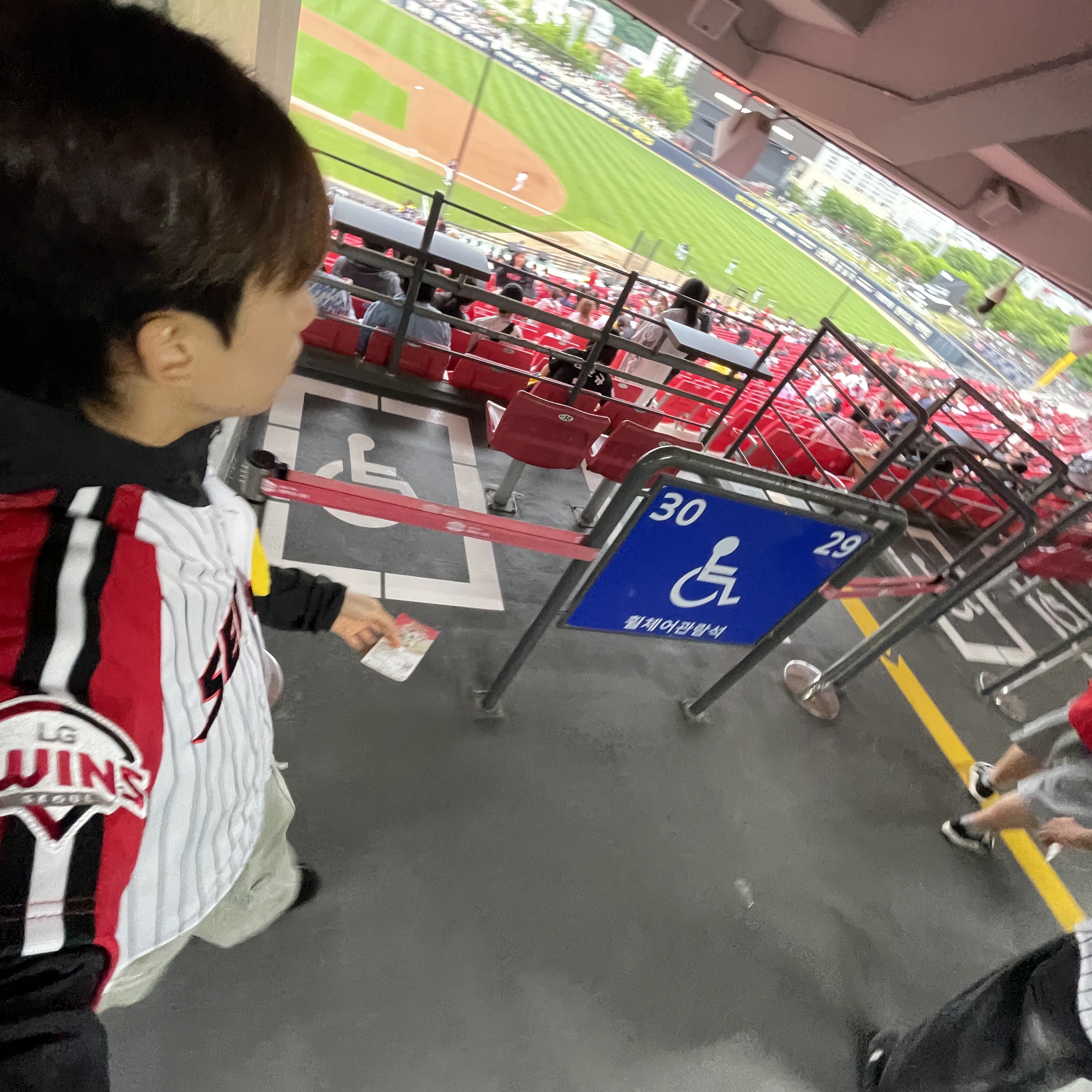 LG Twins x Prospecs 2025 Authentic Seoul Uniform Red (Non Marking Ver.) 착용 스타일 - 1