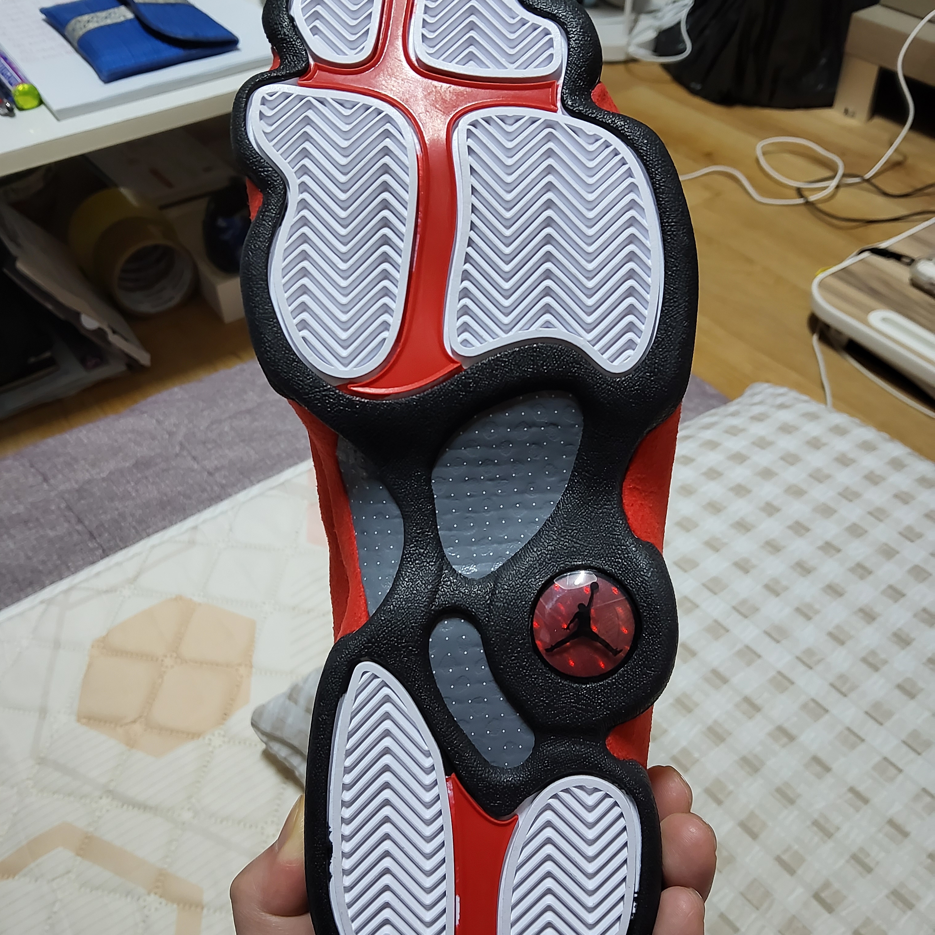 Jordan 13 Retro White and University Red 착용 스타일 - 7