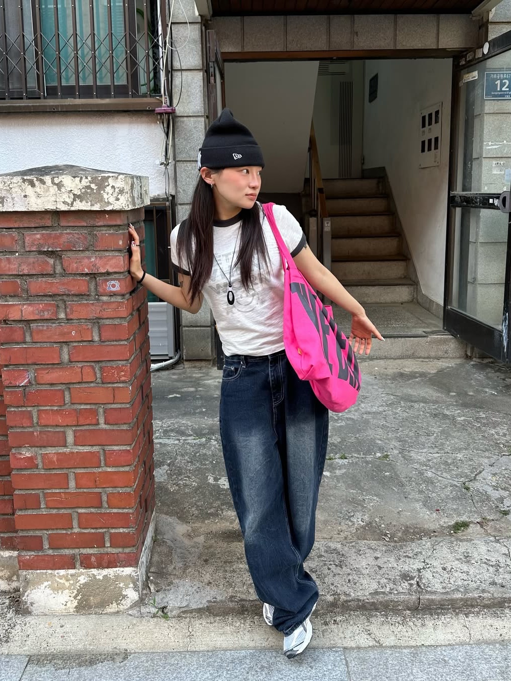 MAINBOOTH Beatles x Tote Bag Pink 착용 스타일 - 3