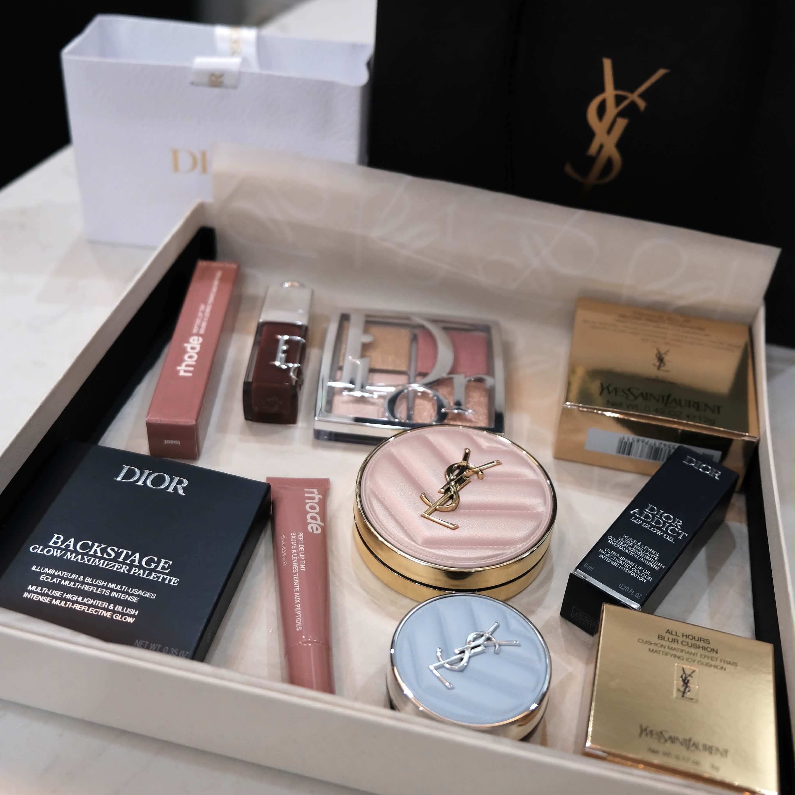 Yves Saint Laurent Candy Glow Butter Balm 44B Nude Lavalliere, Yves Saint Laurent Touche Eclat Glow Cusion BR10 Cool Porcelain 착용 스타일