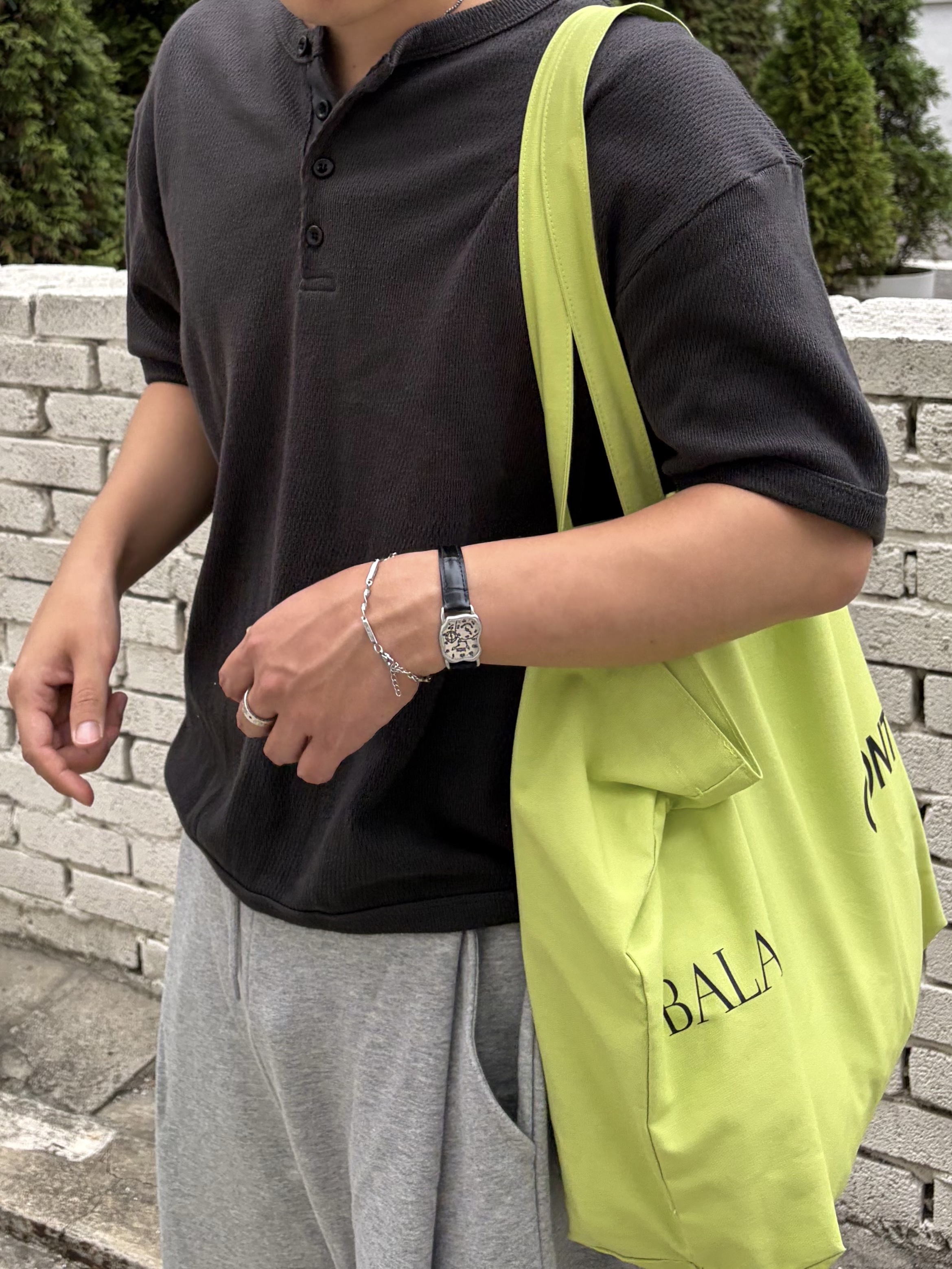 noun Henley Neck T-Shirts Charcoal, noun Easeful Tote Bag Lime 착용 스타일 - 3