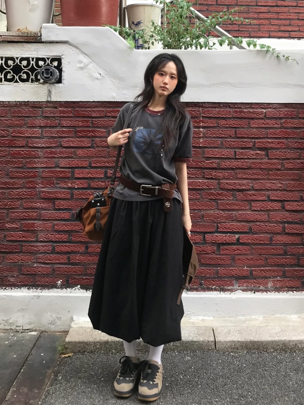 MAINBOOTH Sun Trace T-shirt Charcoal 착용 스타일 - 1
