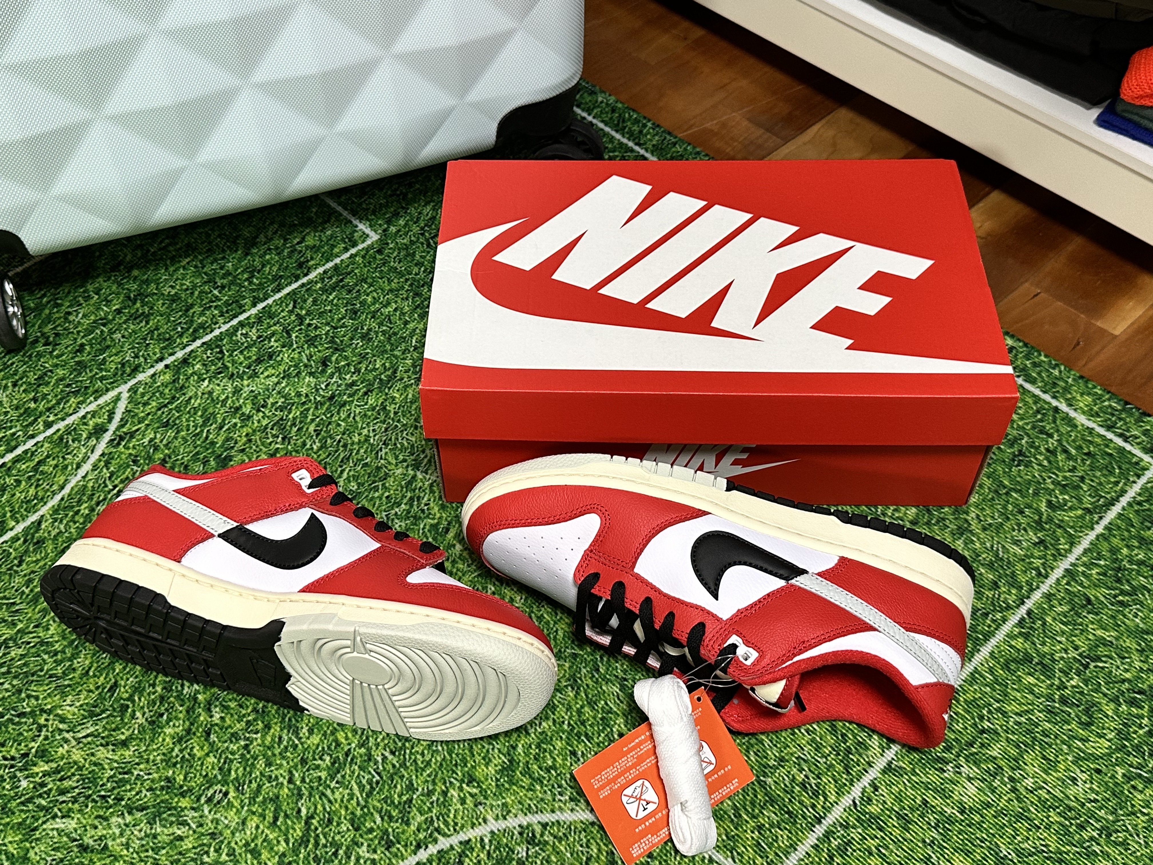 Nike Dunk Low Retro PRM University Red Black 착용 스타일