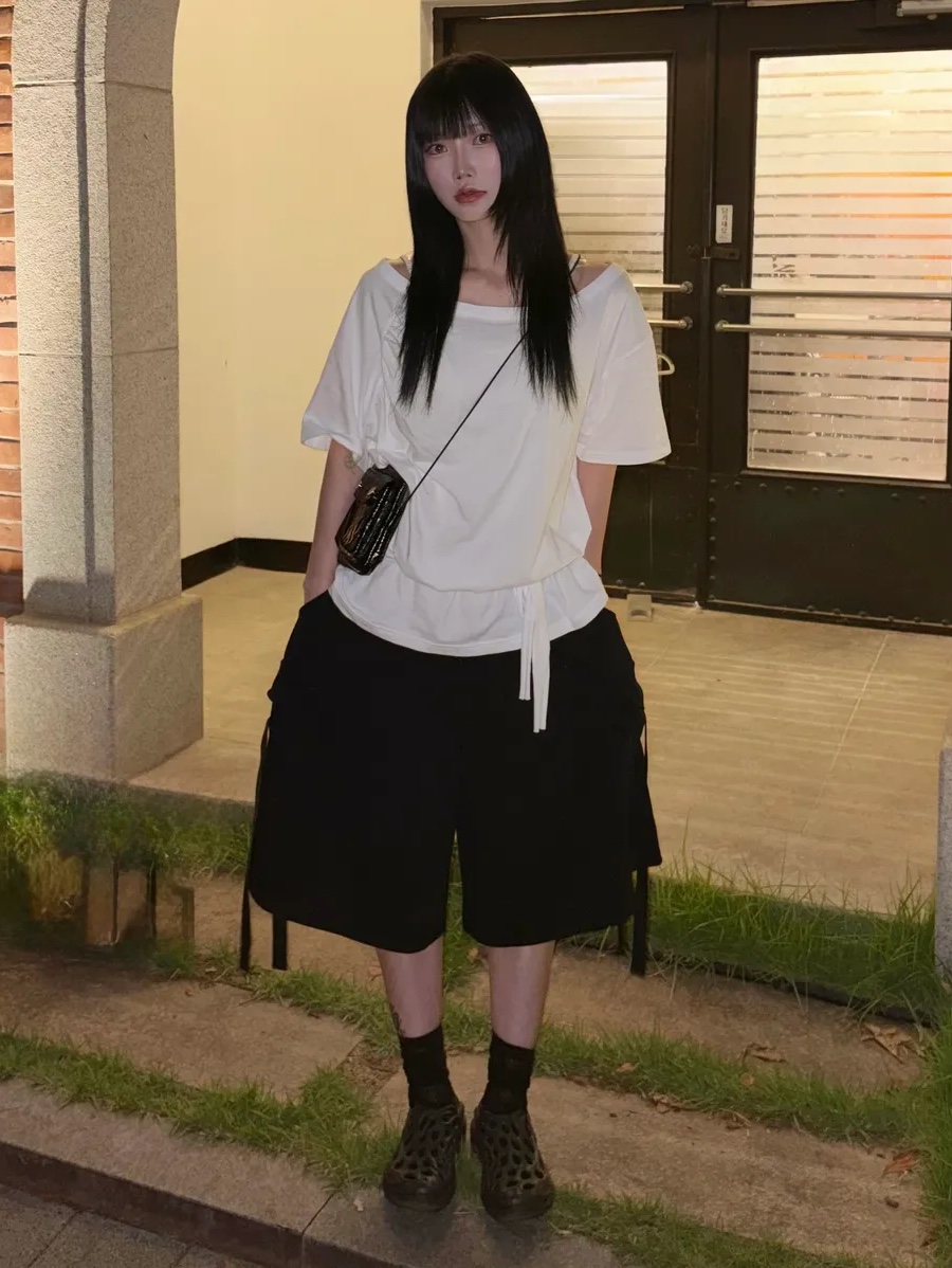 SLEEKGLOW Cargo Strap Bermuda Sweat Pants Black 착용 스타일 - 2