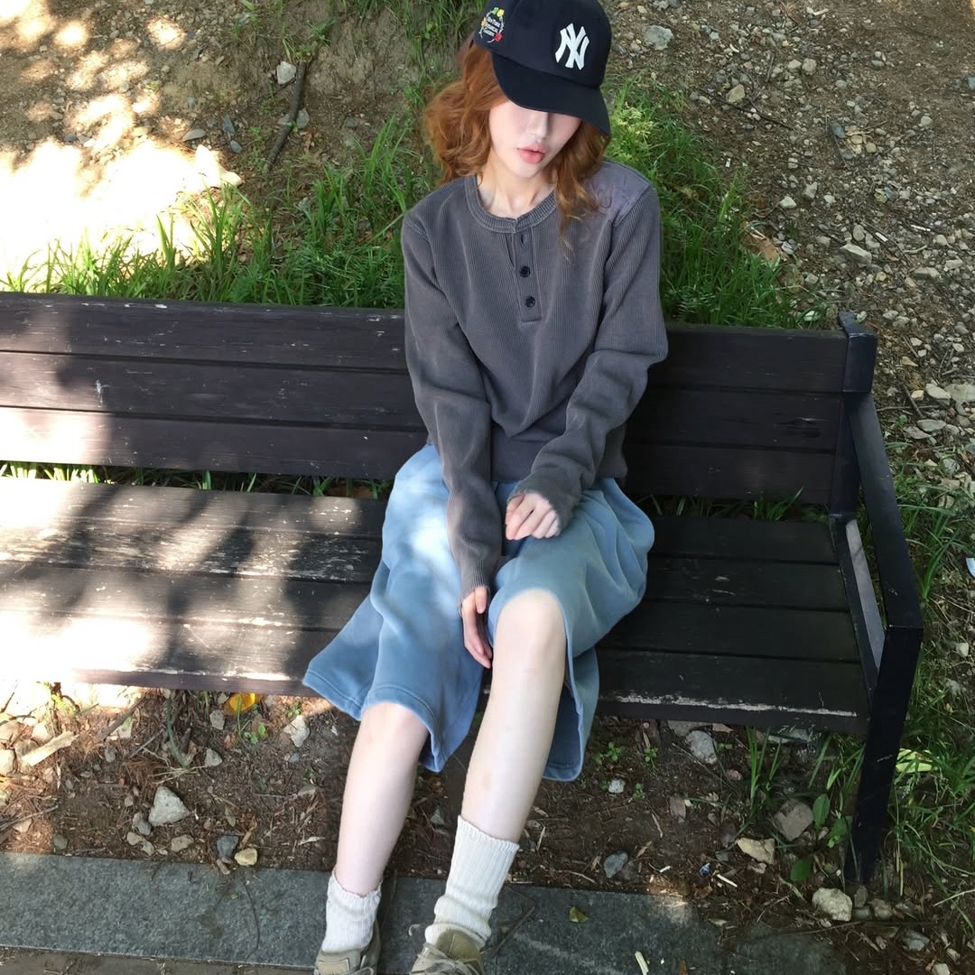 MAINBOOTH Haze Sweat Shorts Ash Blue 착용 스타일 - 2