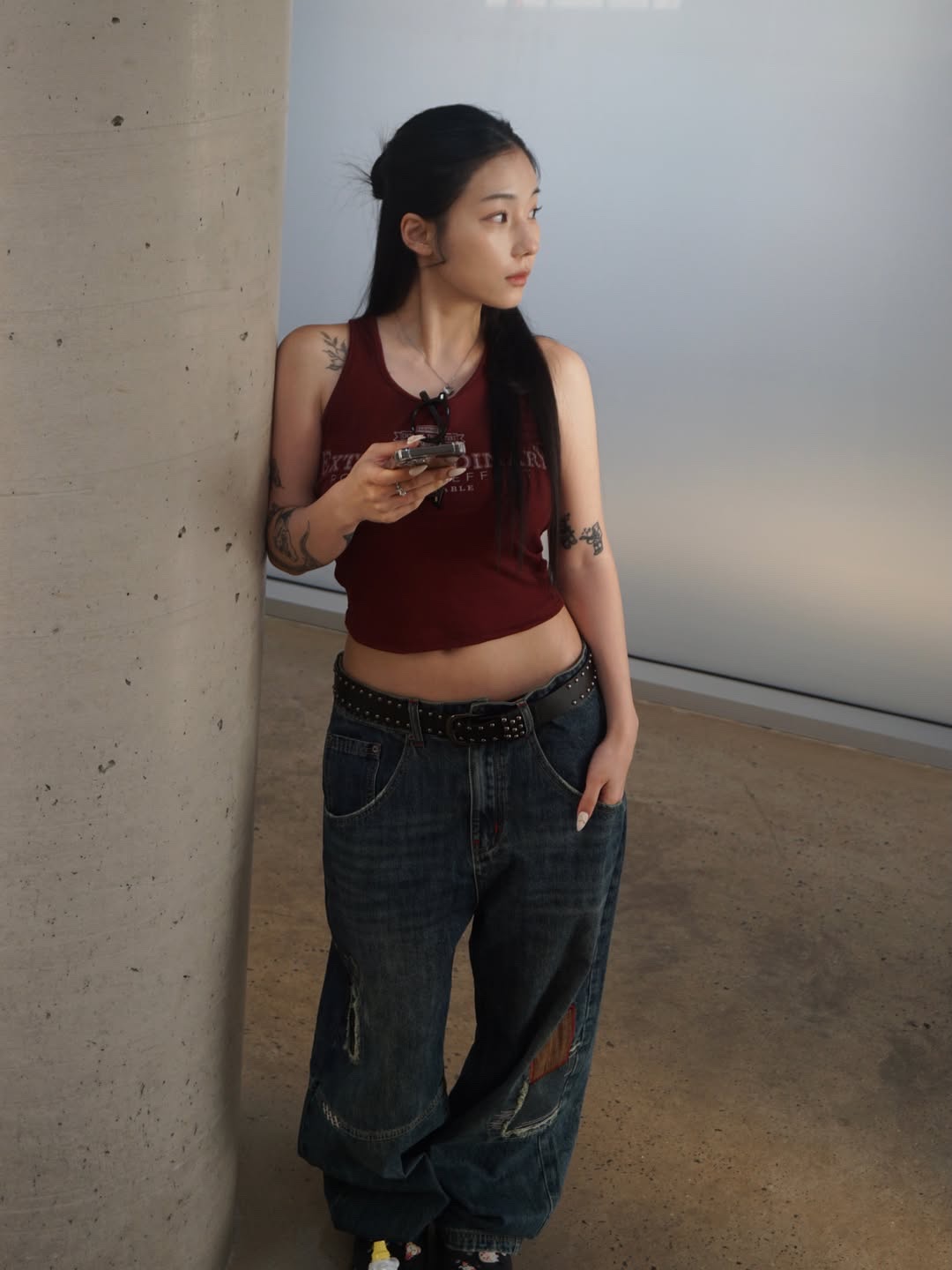 MAINBOOTH Repaired Denim Pants BLUE 착용 스타일 - 1