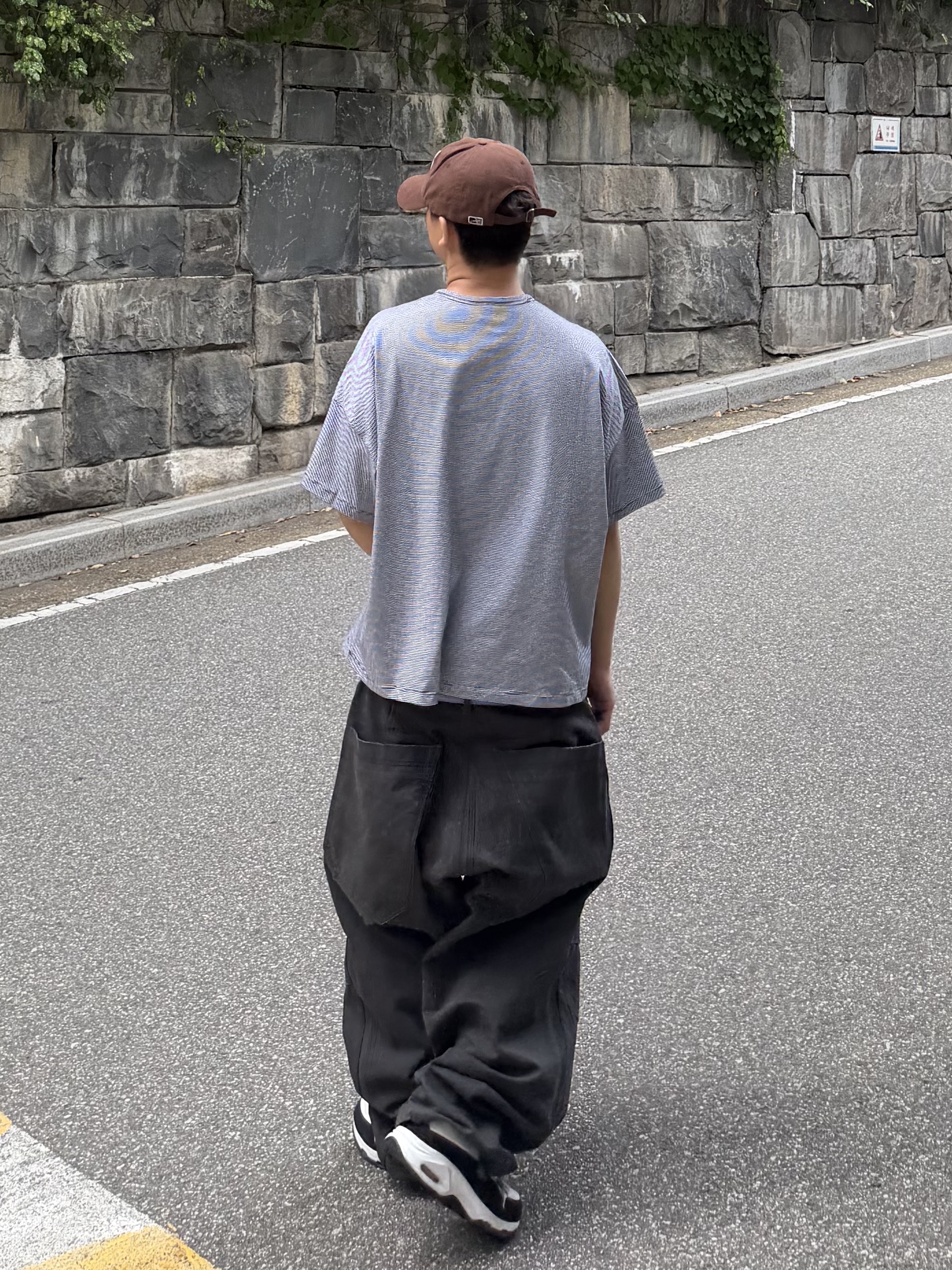 MJD Canvas 3D Knee Pants Charcoal, MJD Striped Henry-Neck T-Shirt Black 착용 스타일 - 2