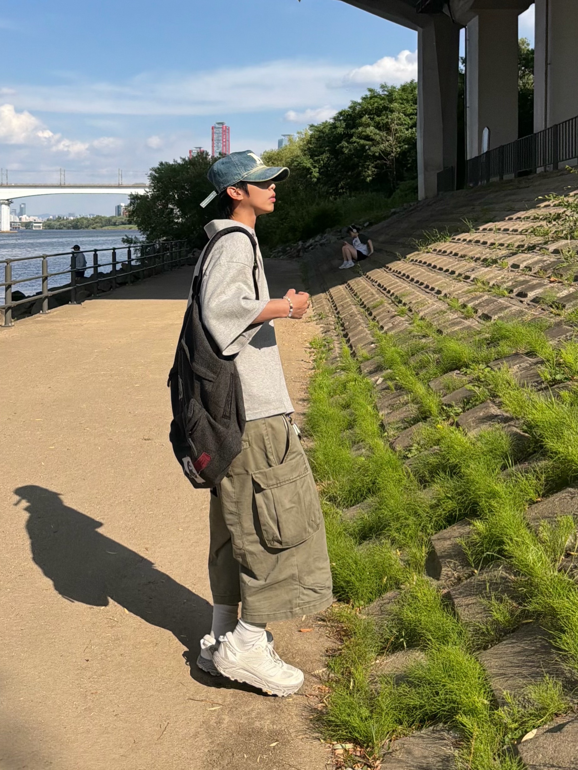 Kamien Back Pleats Polo Gray, Kamien x Koin Seoul K Logo Ball Cap Fade Indigo 착용 스타일 - 3