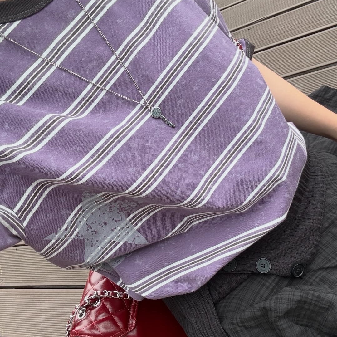 MAINBOOTH Rough Star Stripe T-shirt Purple 착용 스타일 - 3