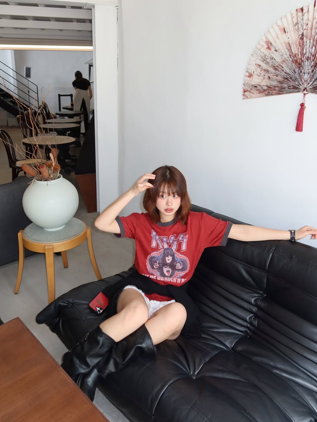 MAINBOOTH X KISS USA Logo T-shirt Red 착용 스타일 - 1