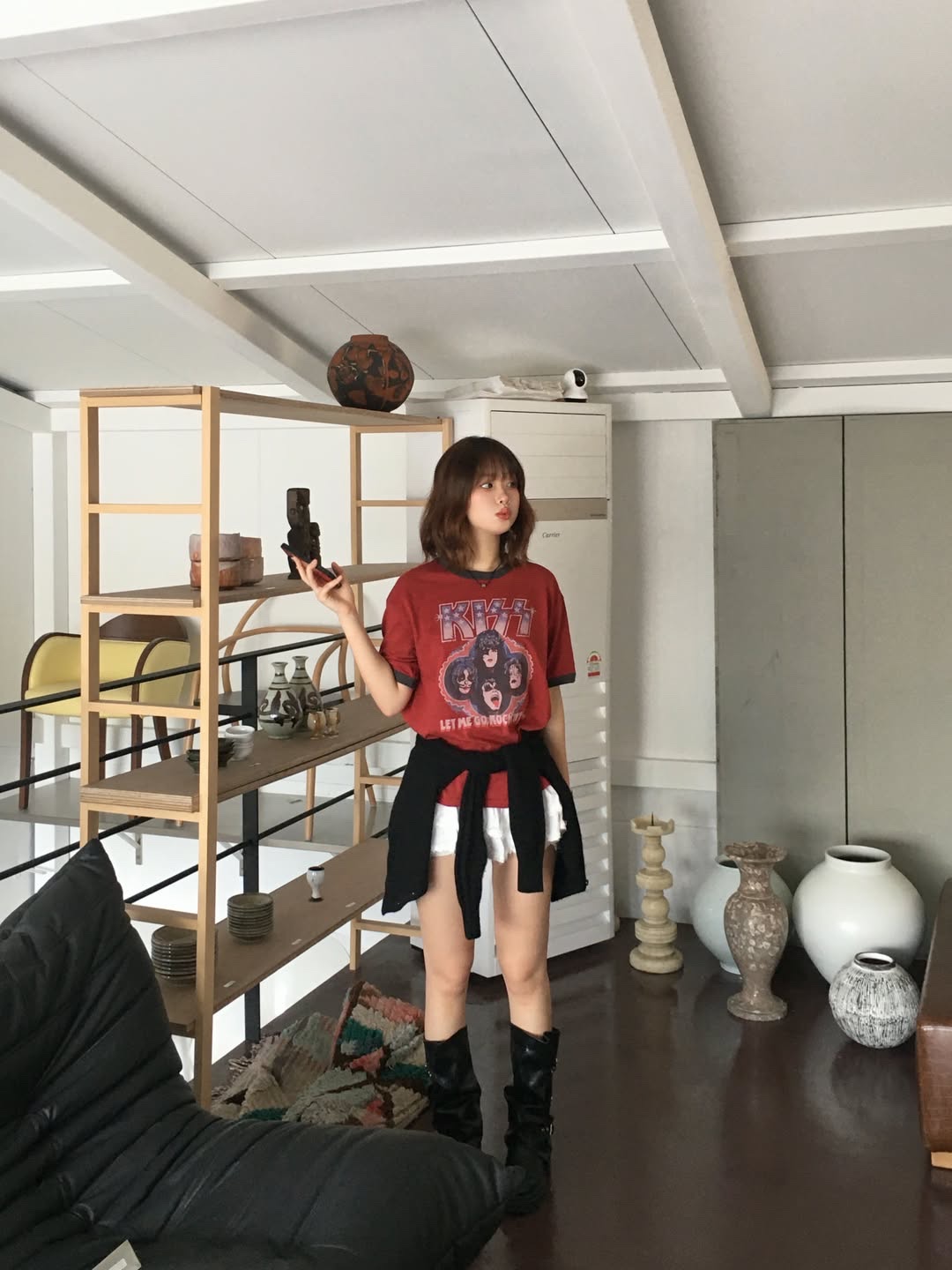 MAINBOOTH X KISS USA Logo T-shirt Red 착용 스타일 - 8