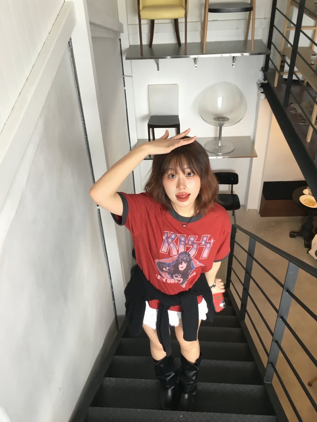 MAINBOOTH X KISS USA Logo T-shirt Red 착용 스타일 - 6