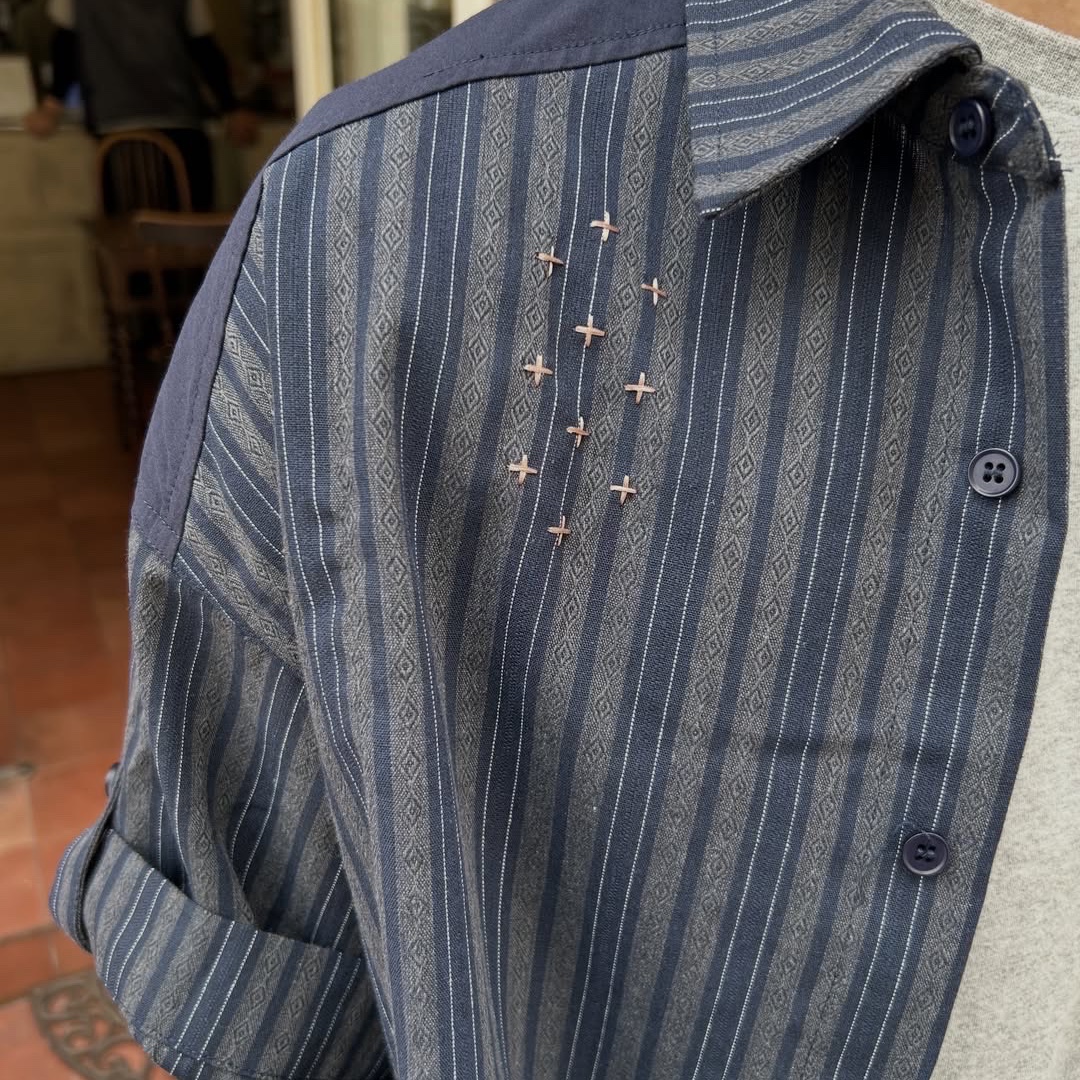 MAINBOOTH Patchwork Roll-up Shirt Navy 착용 스타일 - 3