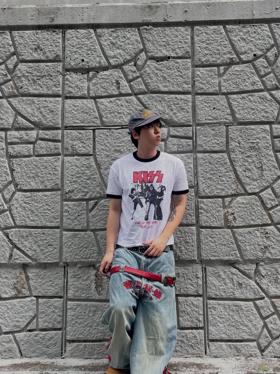 MAINBOOTH X KISS End of the Road T-shirt White 착용 스타일 - 1