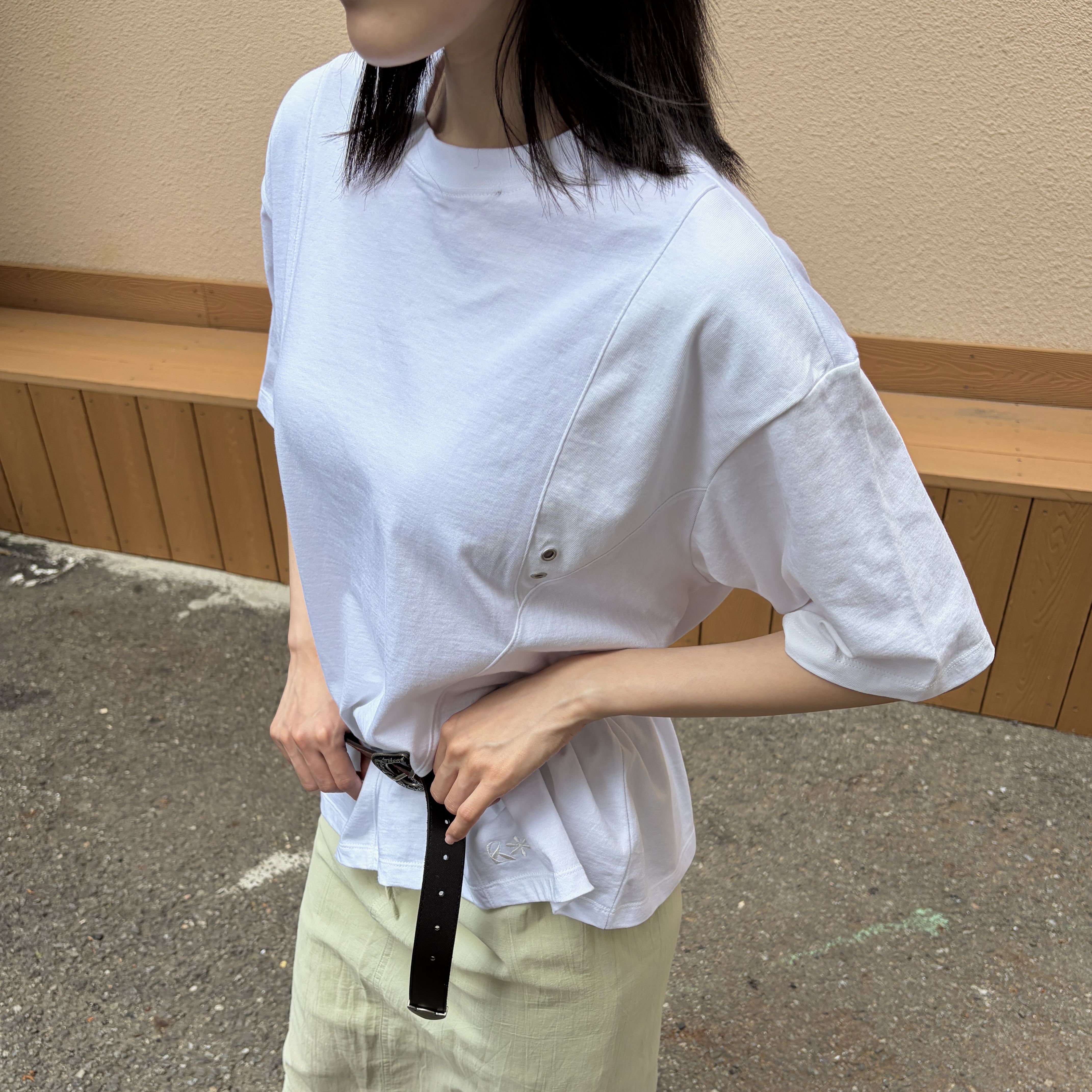 Riomeu Curved Incision Washed Short Sleeve T-shirt White 착용 스타일 - 1