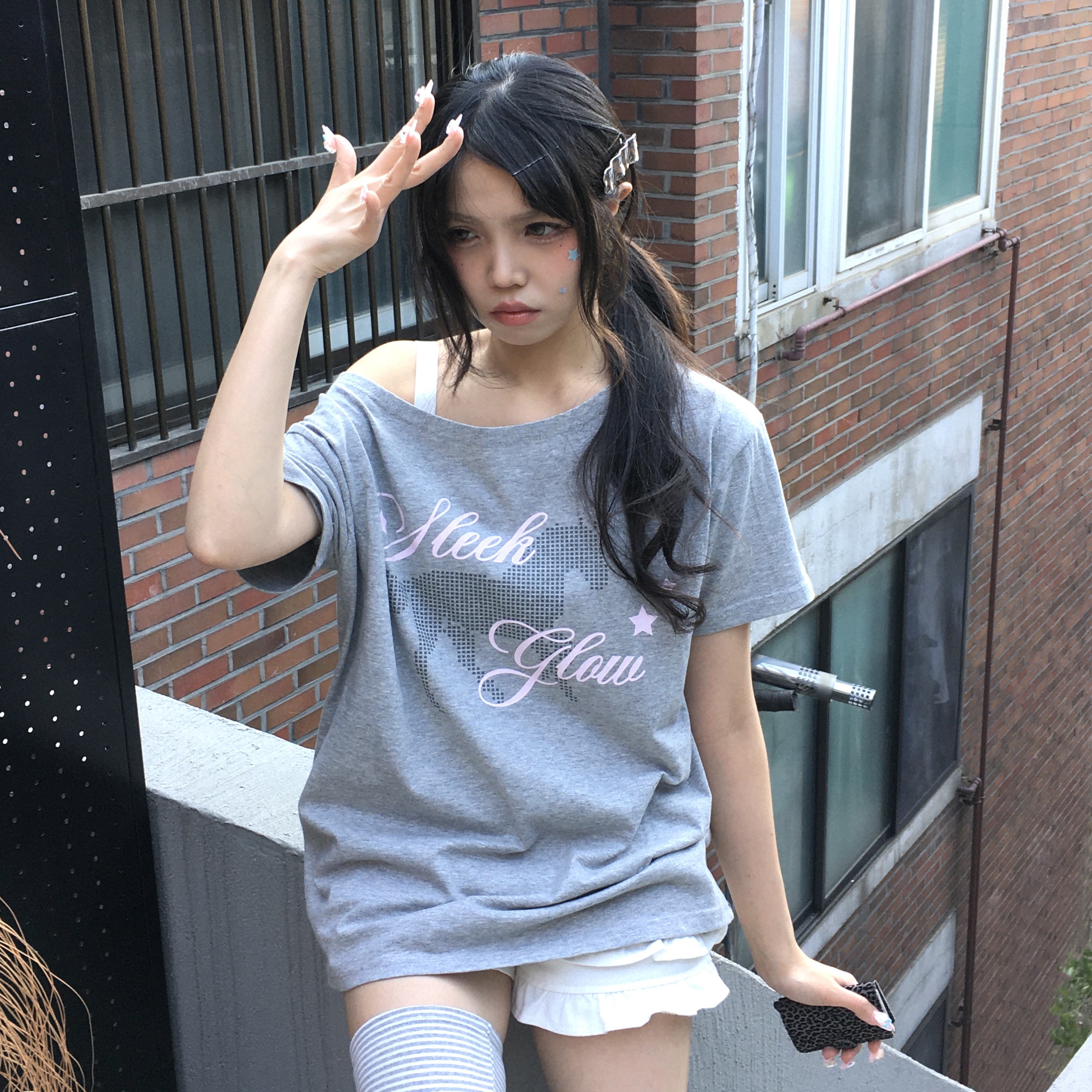 SLEEKGLOW Horse One-Shoulder T-Shirt Gray 착용 스타일