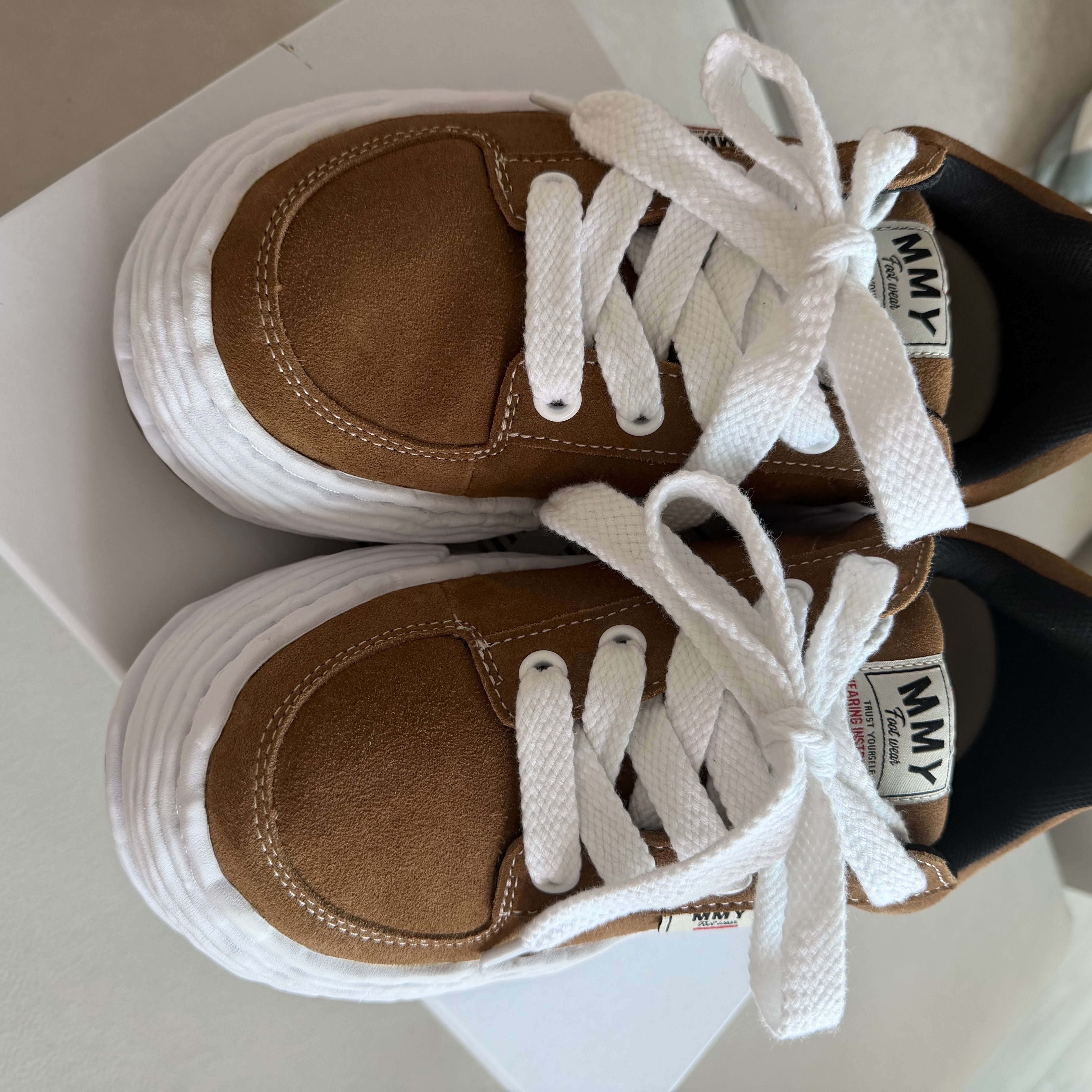 Maison Mihara Yasuhiro Oliver OG Sole Suede Low-top Sneakers Brown 착용 스타일 - 1