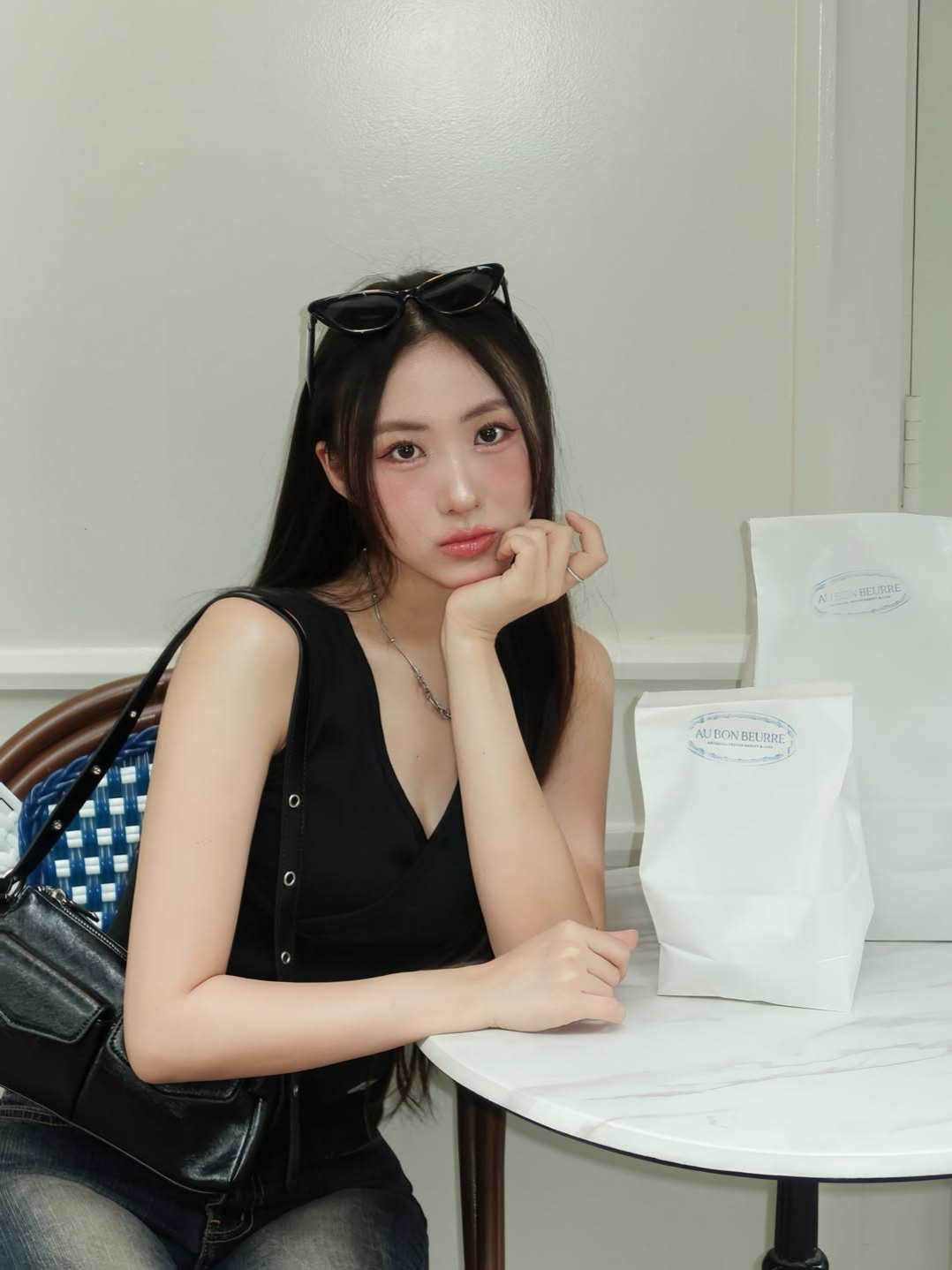 Rosefrantz Wrap V-neck sleeveless [Black] 착용 스타일 - 2