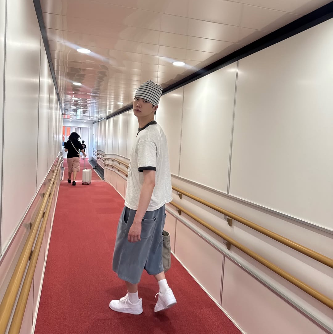 MAINBOOTH Haze Sweat Shorts Ash Blue 착용 스타일 - 3