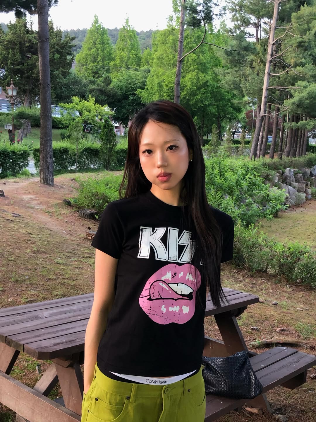 MAINBOOTH X KISS Woman Vintage Lip T-shirt Black 착용 스타일 - 3