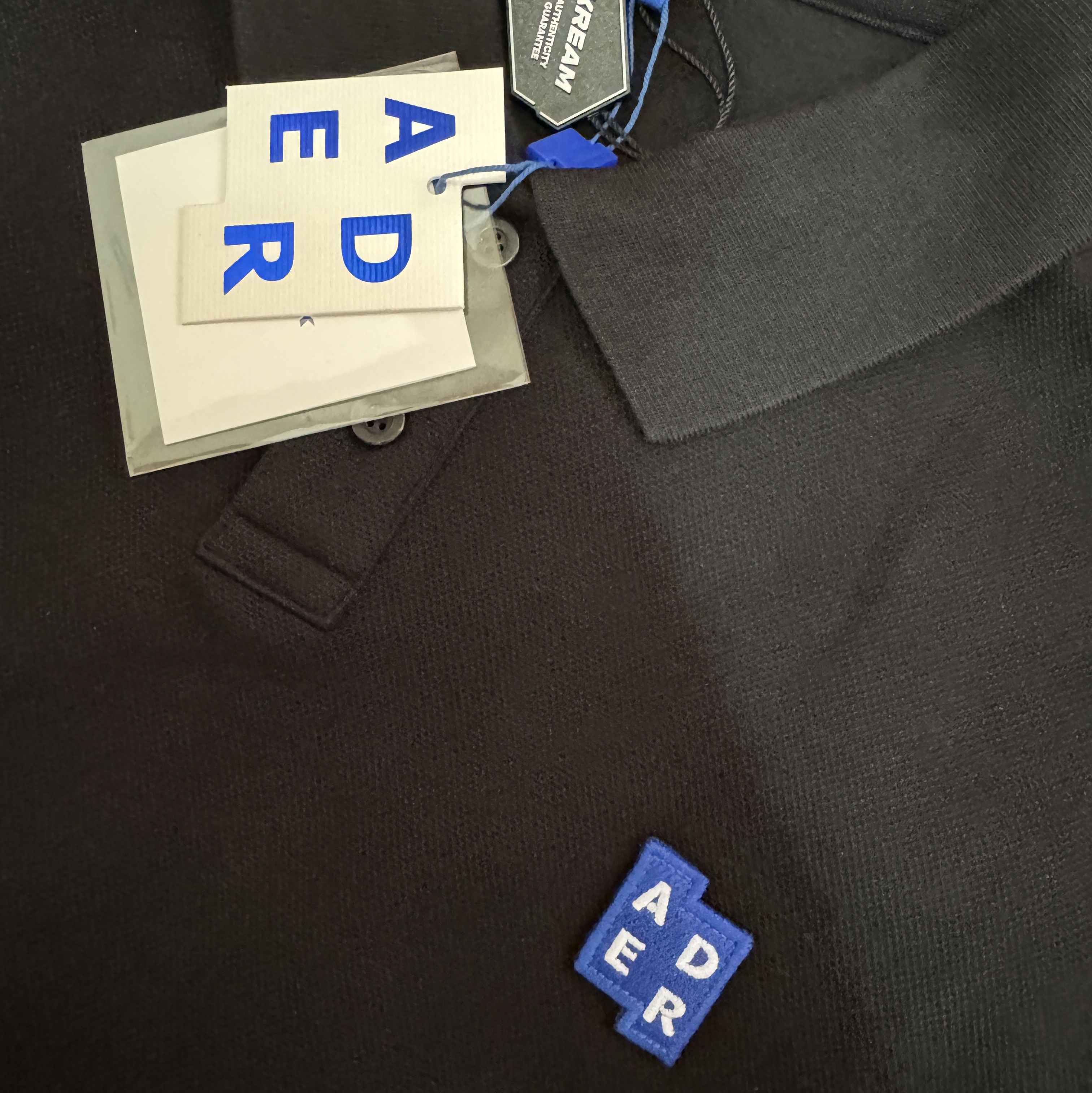 Ader Error Sig; TRS Tag Polo T-Shirt 01 Black 착용 스타일