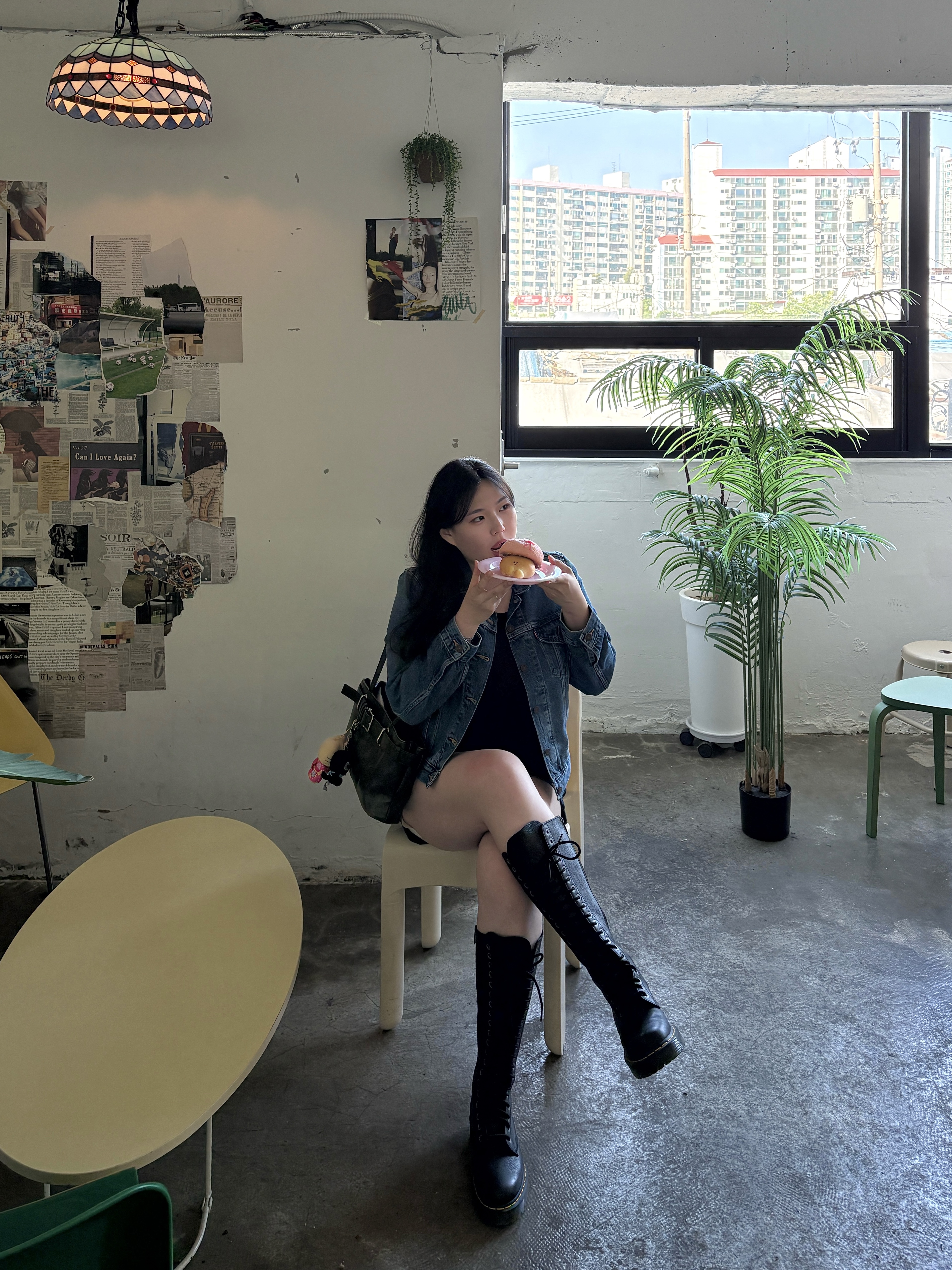 (W) Dr. Martens 1B60 Boots Black, Levi's Women Original Trucker Jacket Medium Indigo 착용 스타일