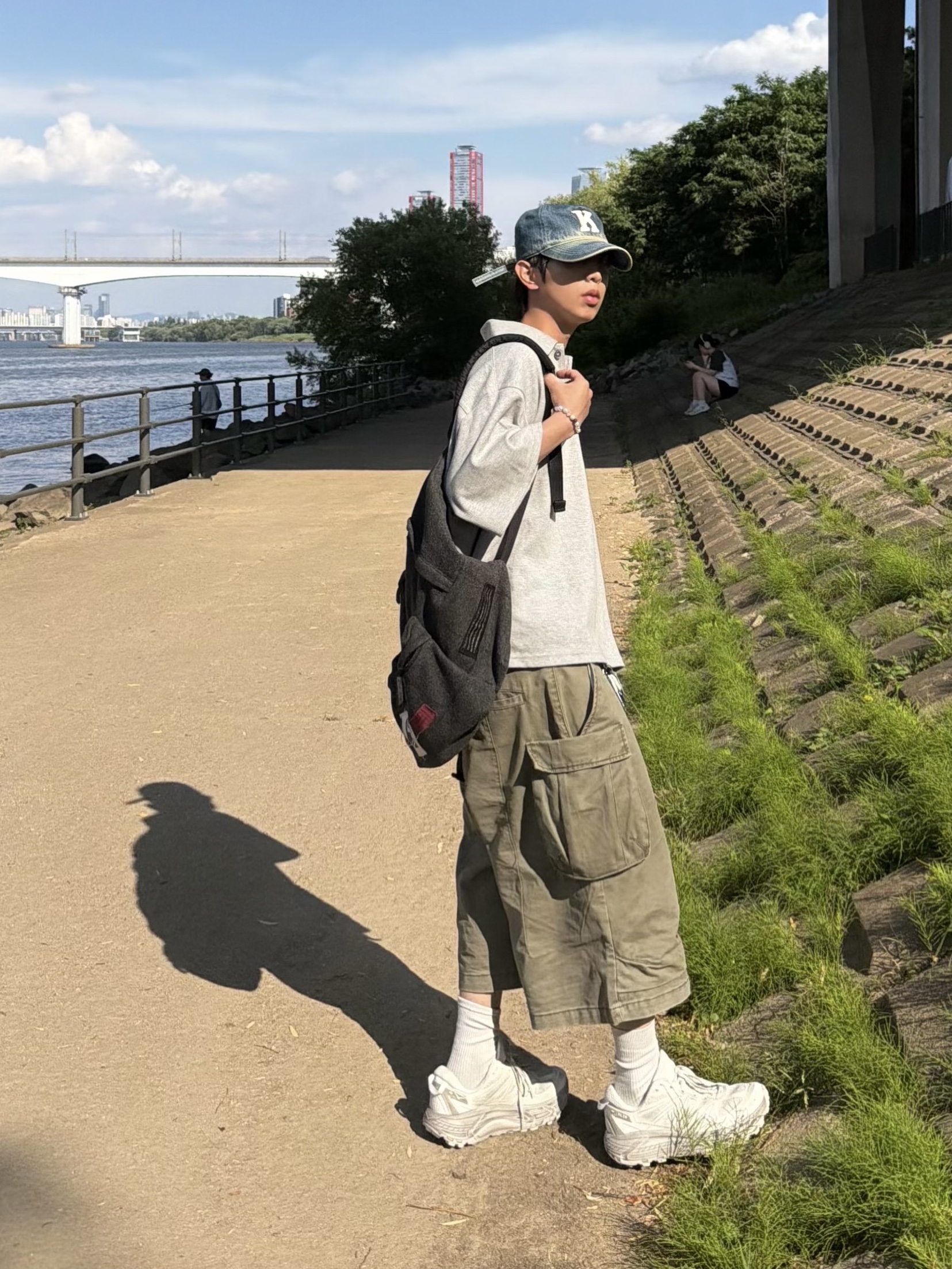 Kamien Back Pleats Polo Gray, Kamien x Koin Seoul K Logo Ball Cap Fade Indigo 착용 스타일 - 1