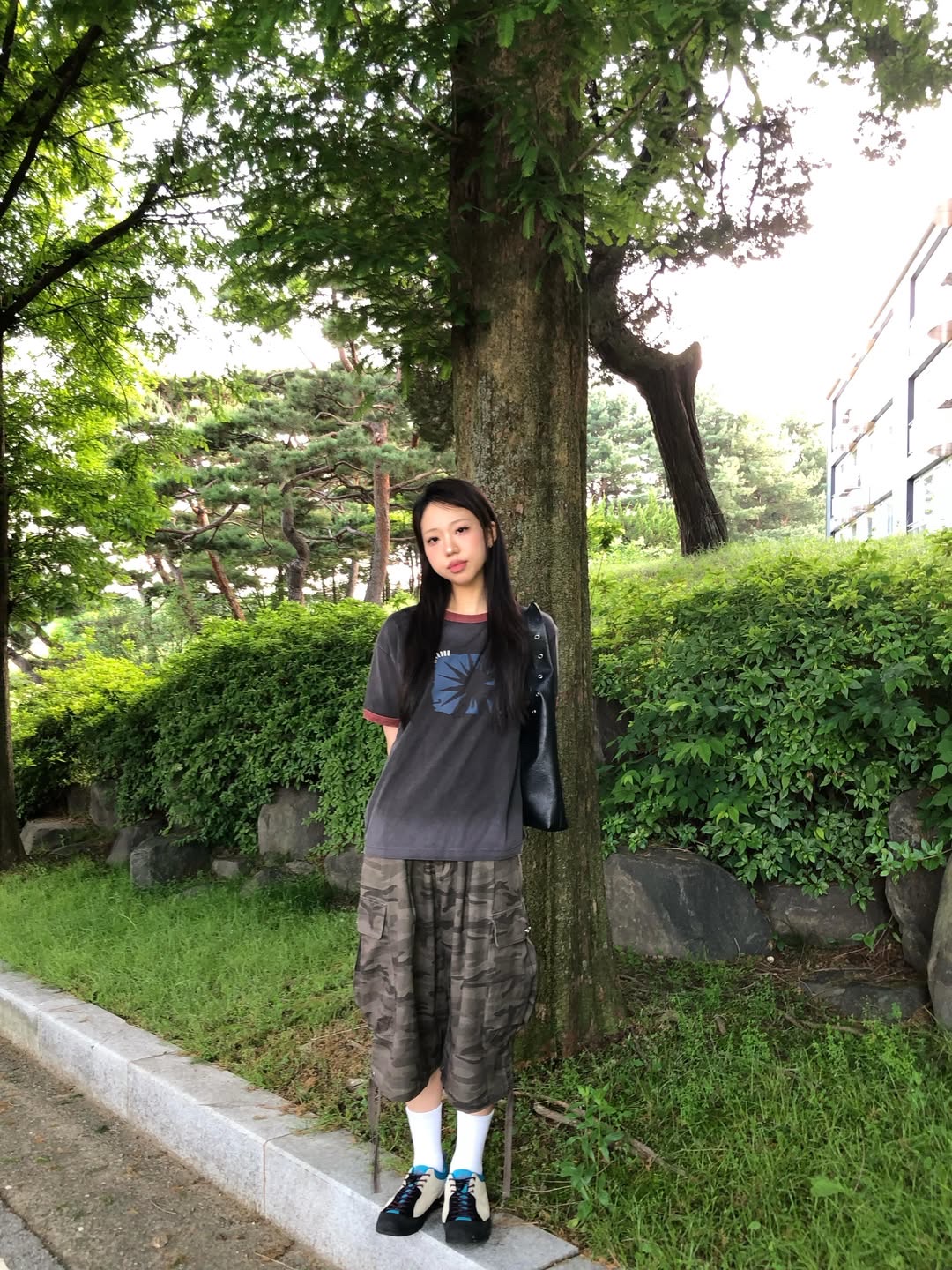 MAINBOOTH Sun Trace T-shirt Charcoal 착용 스타일 - 2
