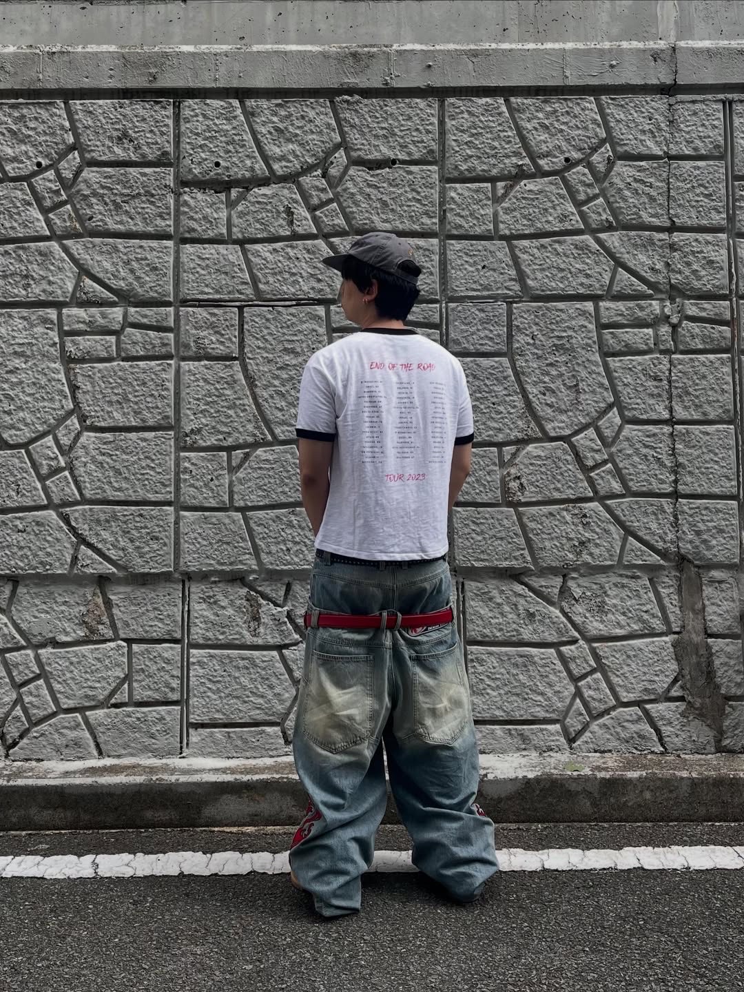 MAINBOOTH X KISS End of the Road T-shirt White 착용 스타일 - 2