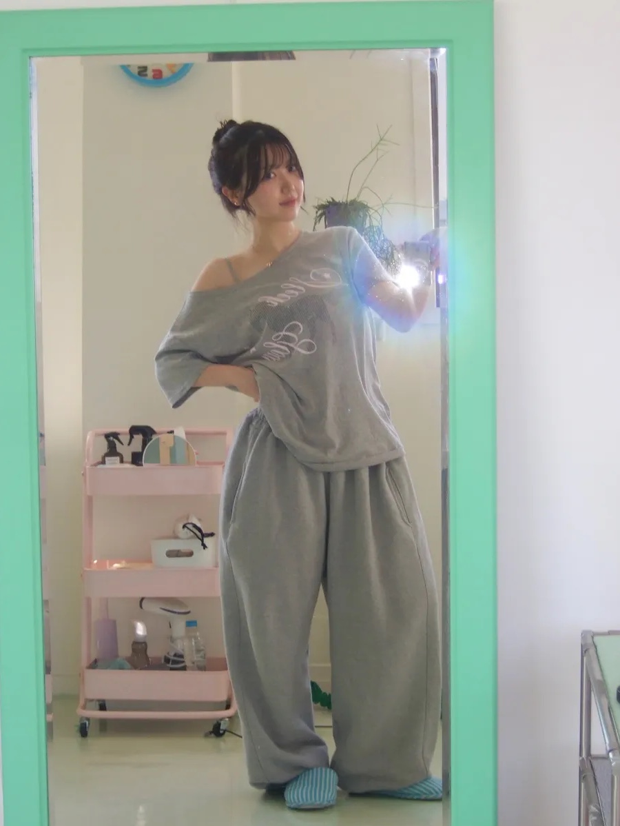 SLEEKGLOW Horse One-Shoulder T-Shirt Gray 착용 스타일 - 2