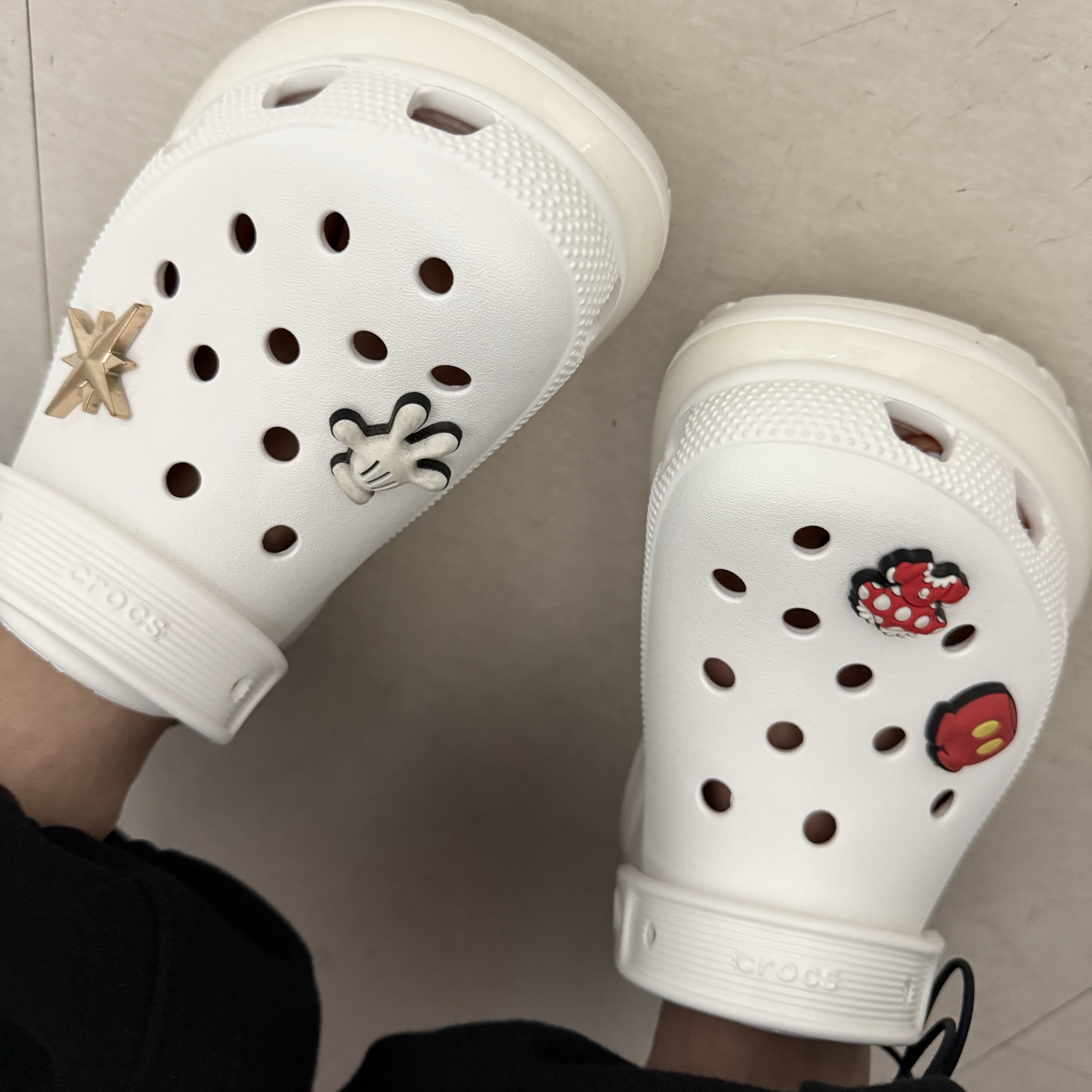 Crocs Classic Mega Crush Clog White 착용 스타일 - 3