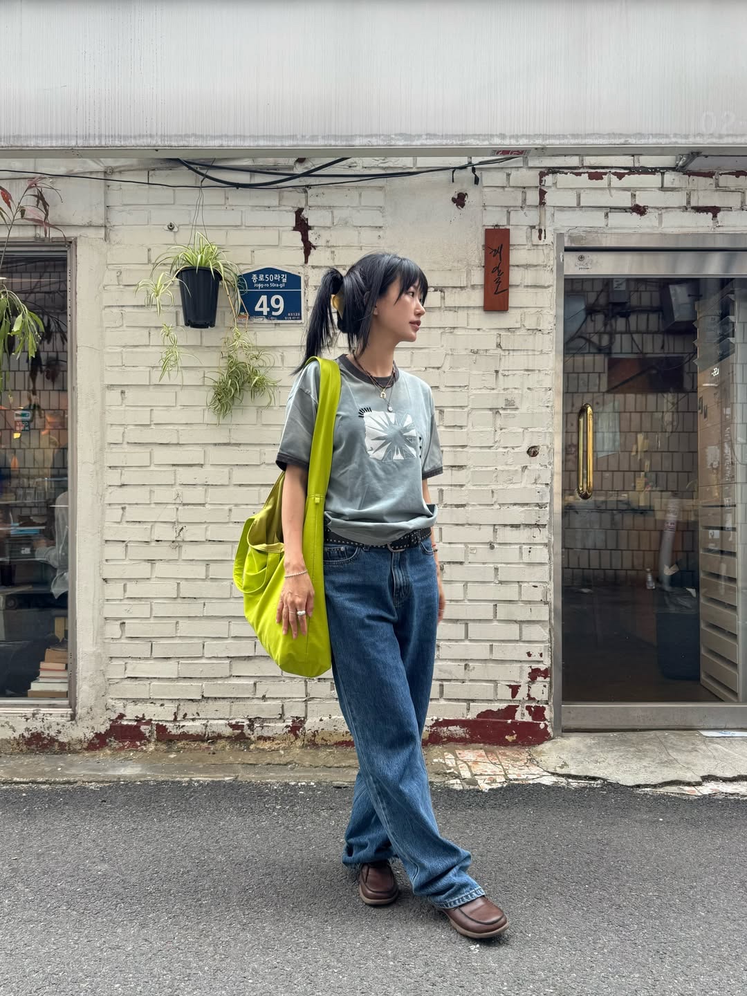 MAINBOOTH Sun Trace T-shirt TEAL Green 착용 스타일 - 1