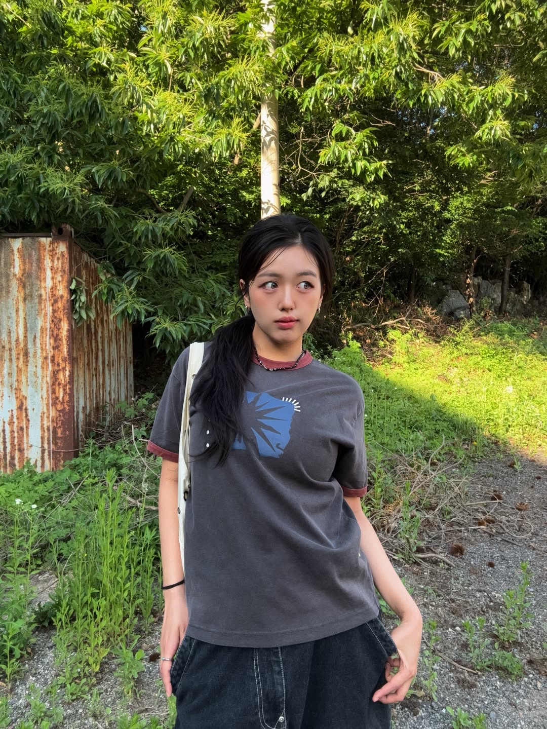 MAINBOOTH Sun Trace T-shirt Charcoal 착용 스타일 - 2
