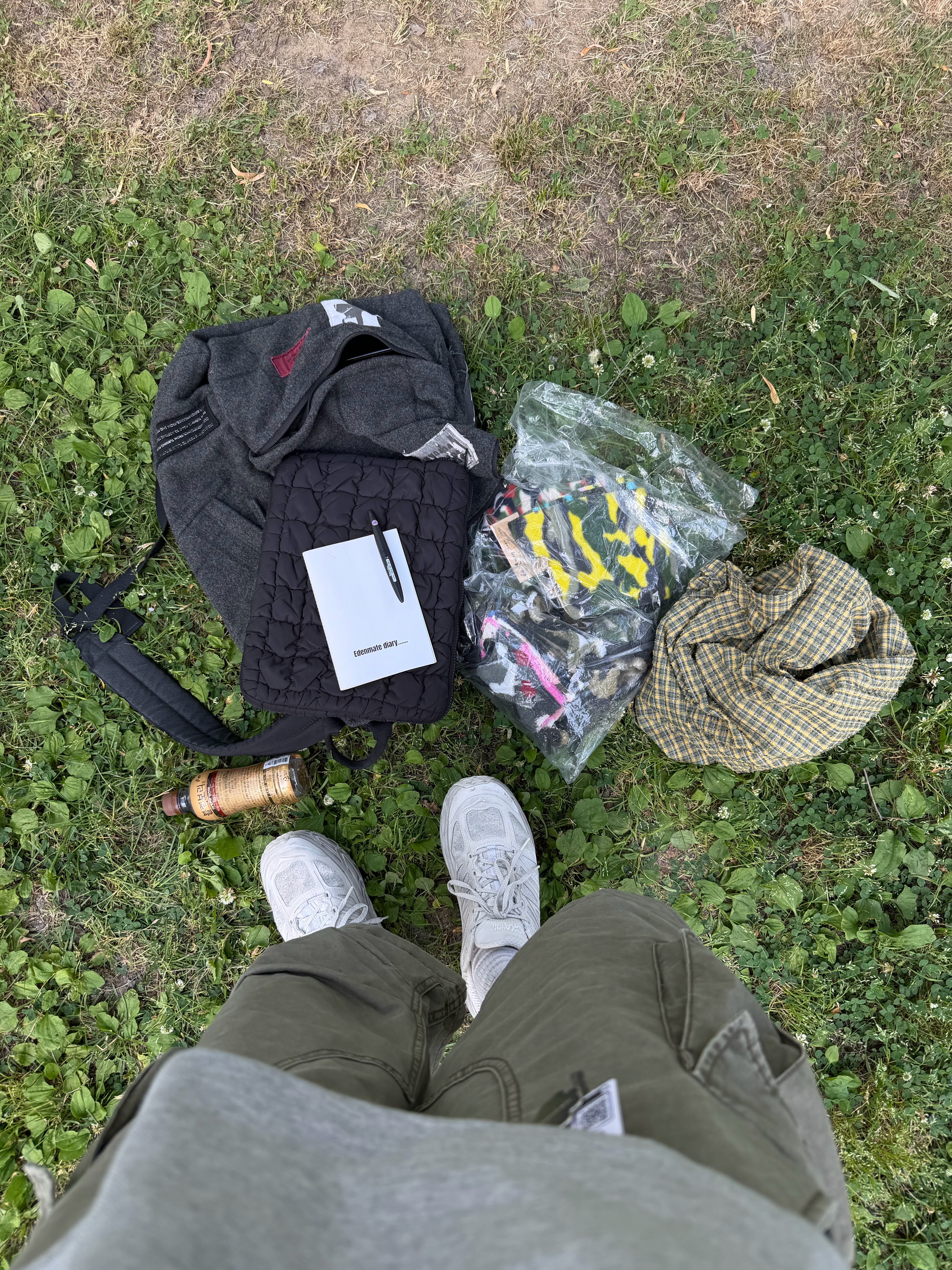 Kamien Back Pleats Polo Gray, Kamien x Koin Seoul K Logo Ball Cap Fade Indigo 착용 스타일 - 5