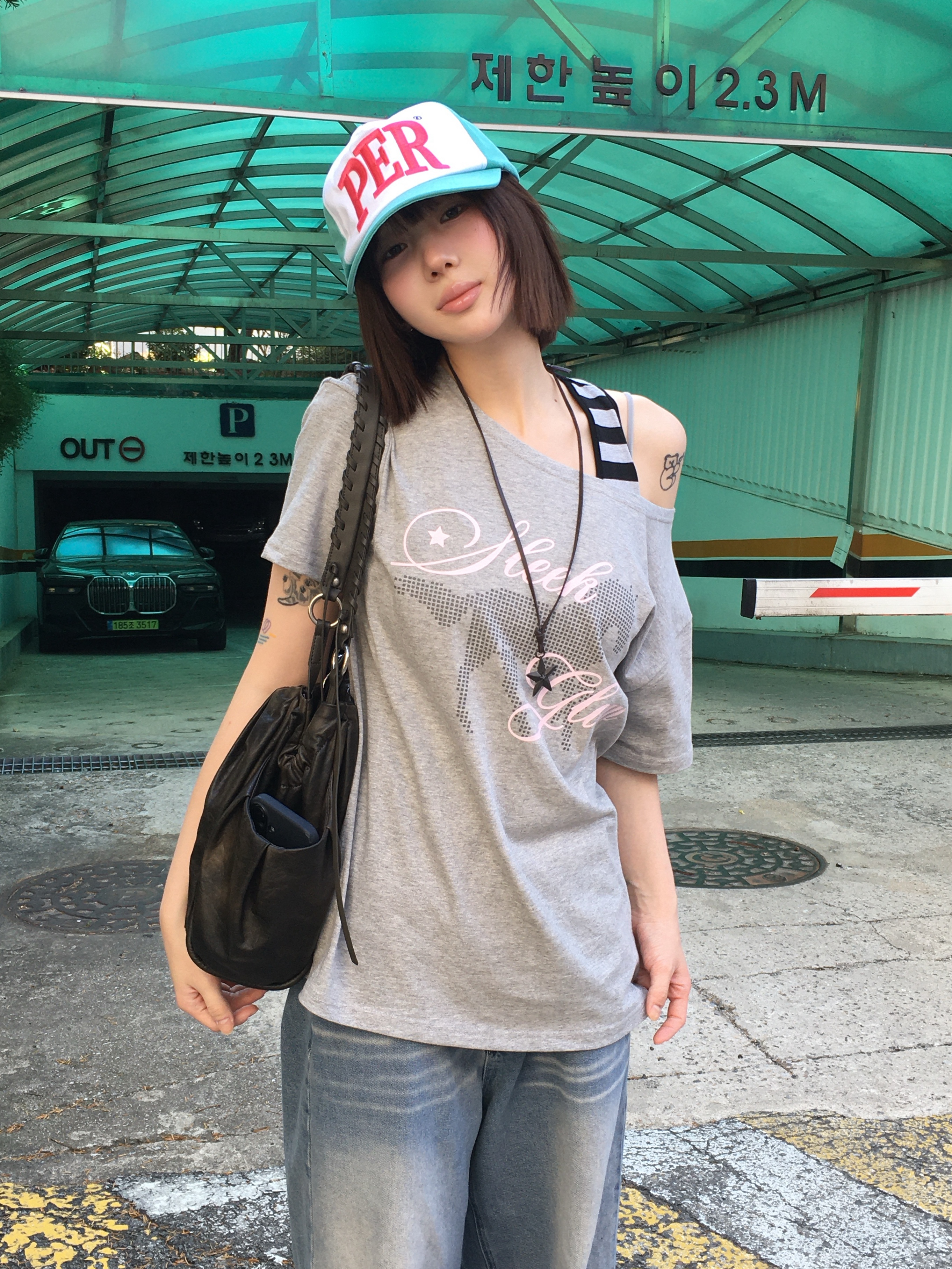 SLEEKGLOW Horse One-Shoulder T-Shirt Gray 착용 스타일