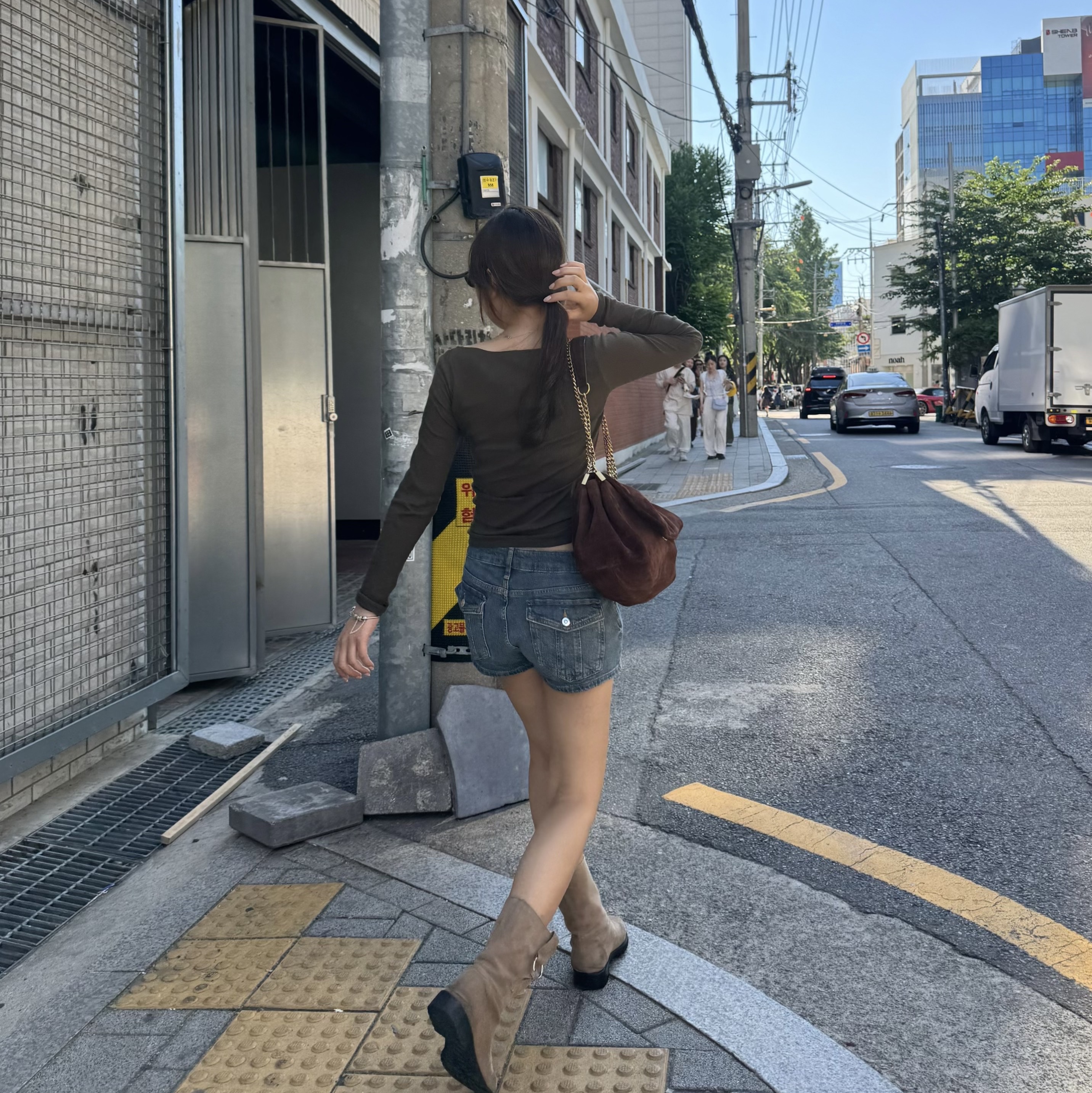 Zara Leather Shoulder Bag Chocolate, Gentle Monster Volt MBR5 Brown 착용 스타일 - 3