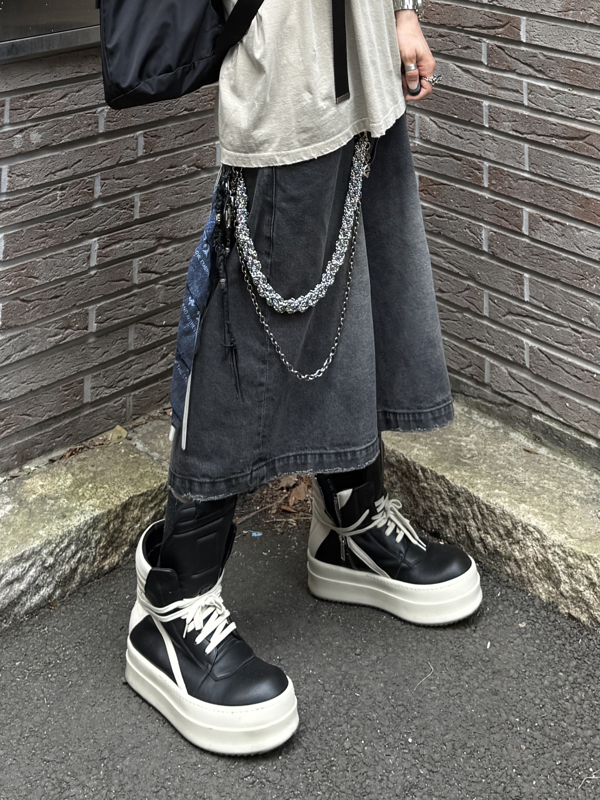 Rick Owens Hollywood Mega Bumper Geobasket in Full Grain Calf Leather Black Milk, Rick Owens Mega Bumper Geobasket Black Milk 착용 스타일 - 6
