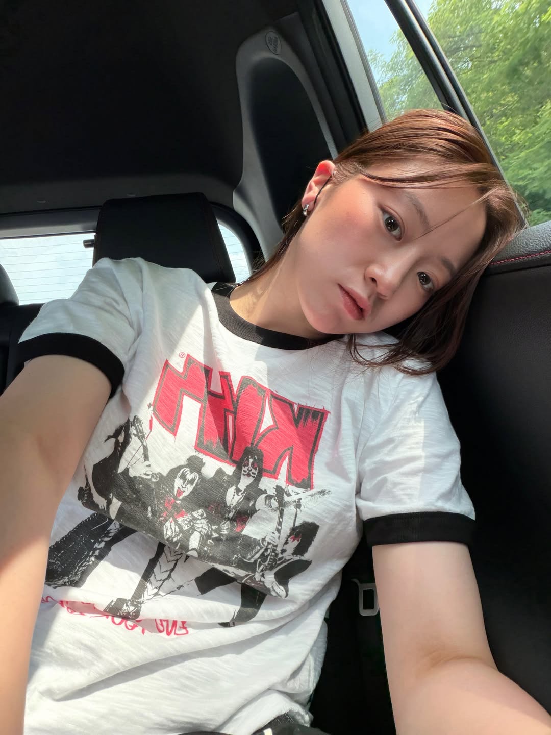 MAINBOOTH X KISS End of the Road T-shirt White 착용 스타일 - 4