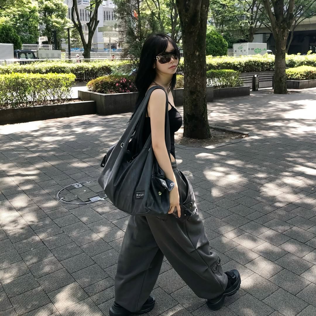 MAINBOOTH Nomad Sweat Pants CHARCOAL 착용 스타일 - 1
