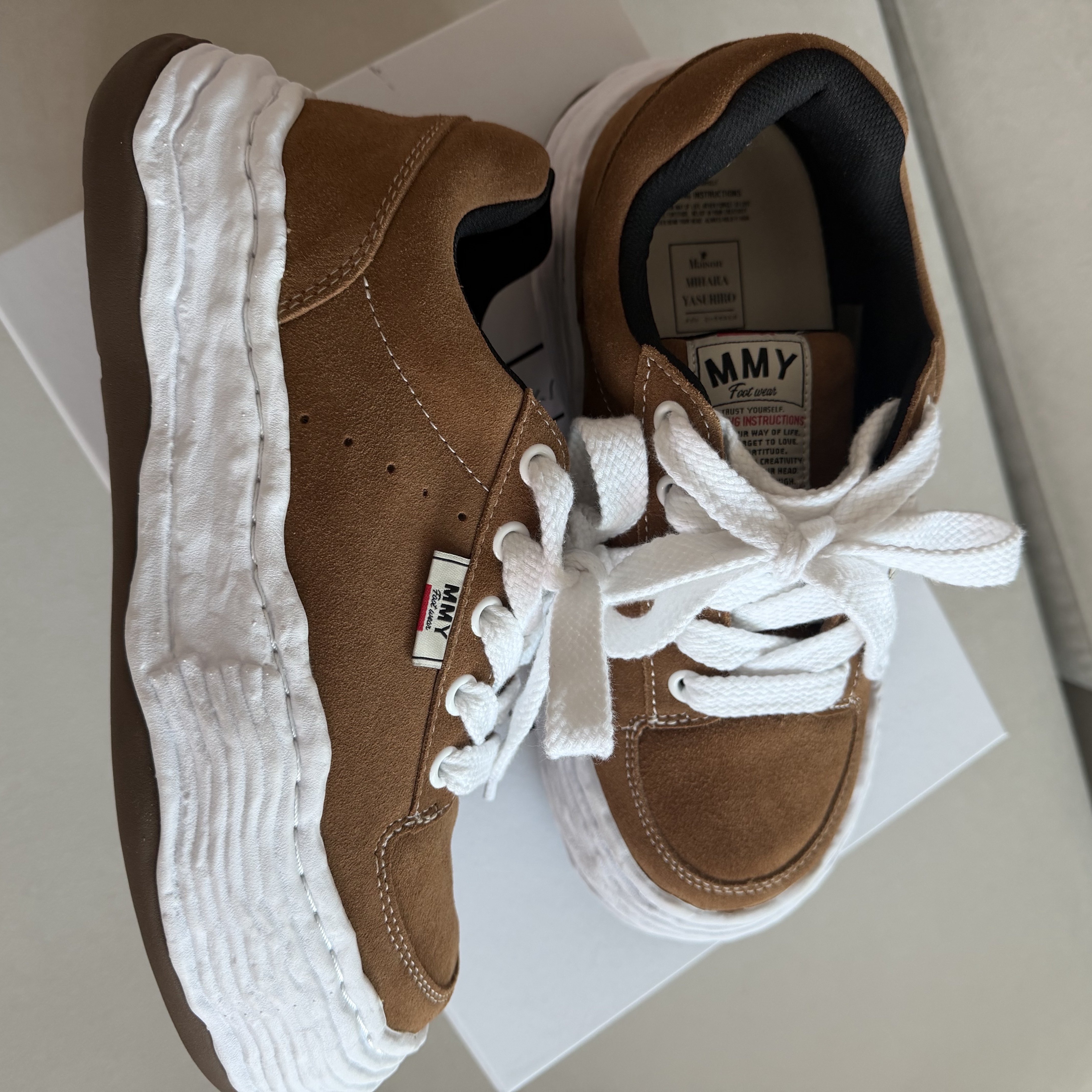 Maison Mihara Yasuhiro Oliver OG Sole Suede Low-top Sneakers Brown 착용 스타일 - 2
